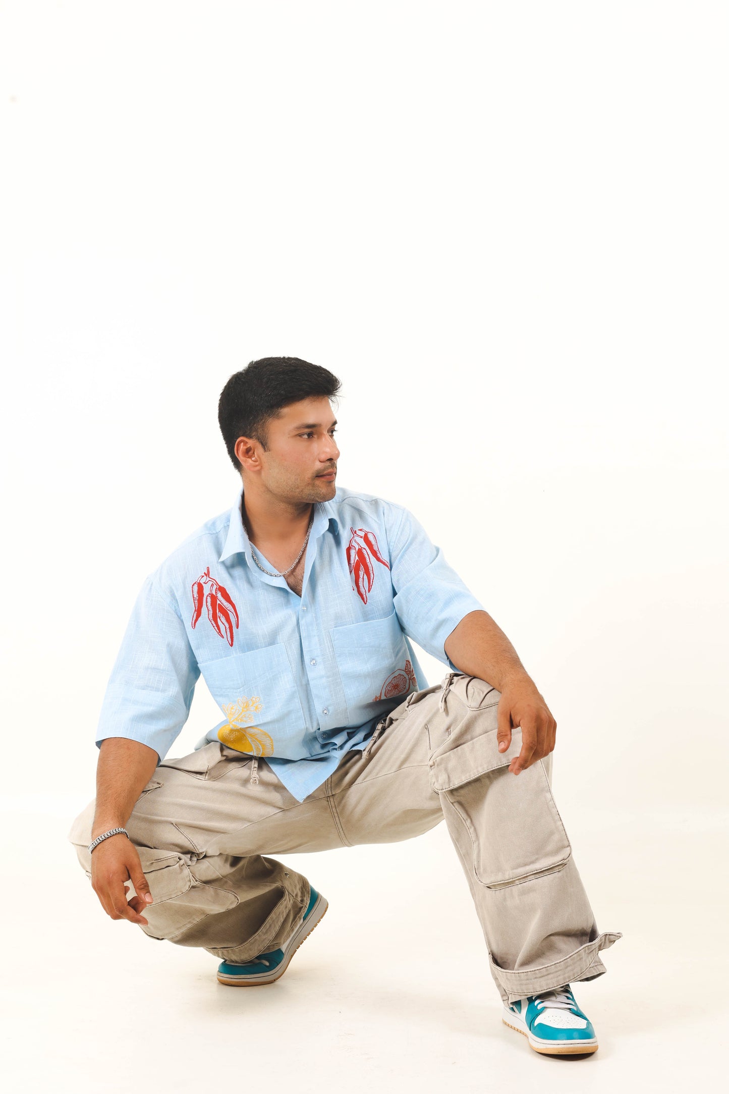 HELLBLAUES HANDBEMALTES BAUMWOLLHEMD