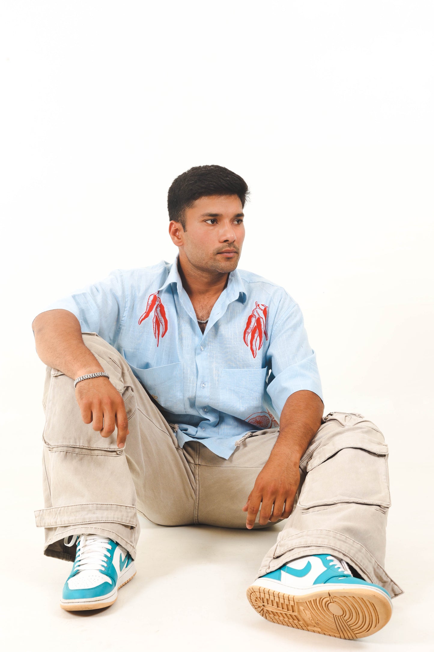 HELLBLAUES HANDBEMALTES BAUMWOLLHEMD