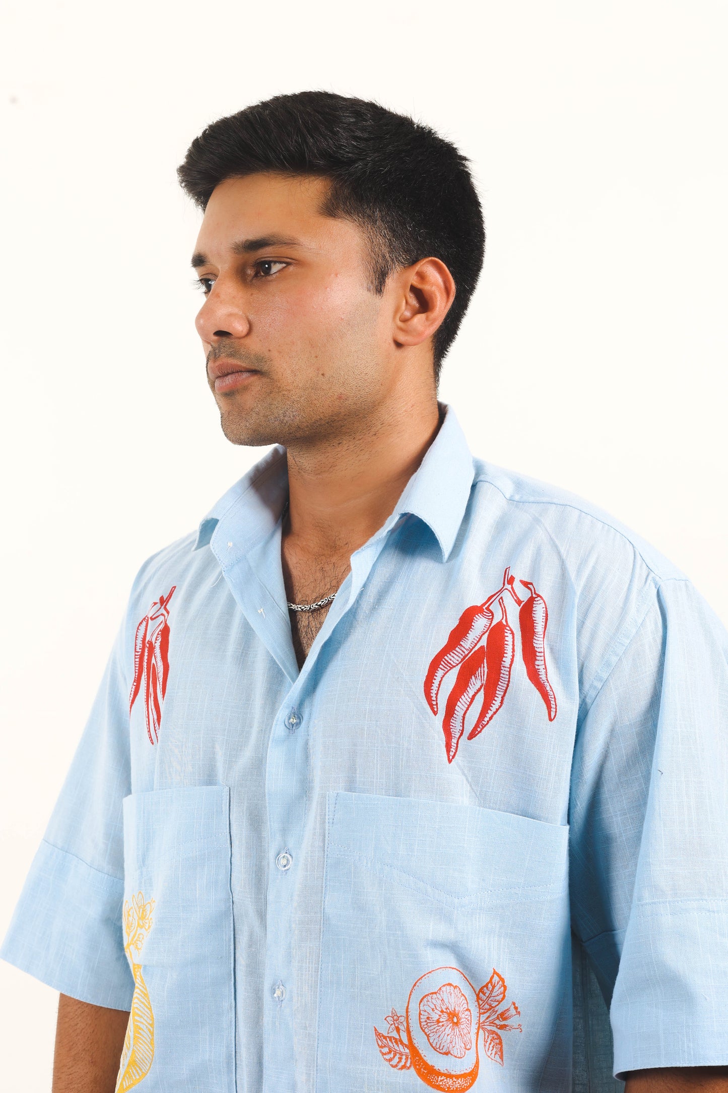 HELLBLAUES HANDBEMALTES BAUMWOLLHEMD