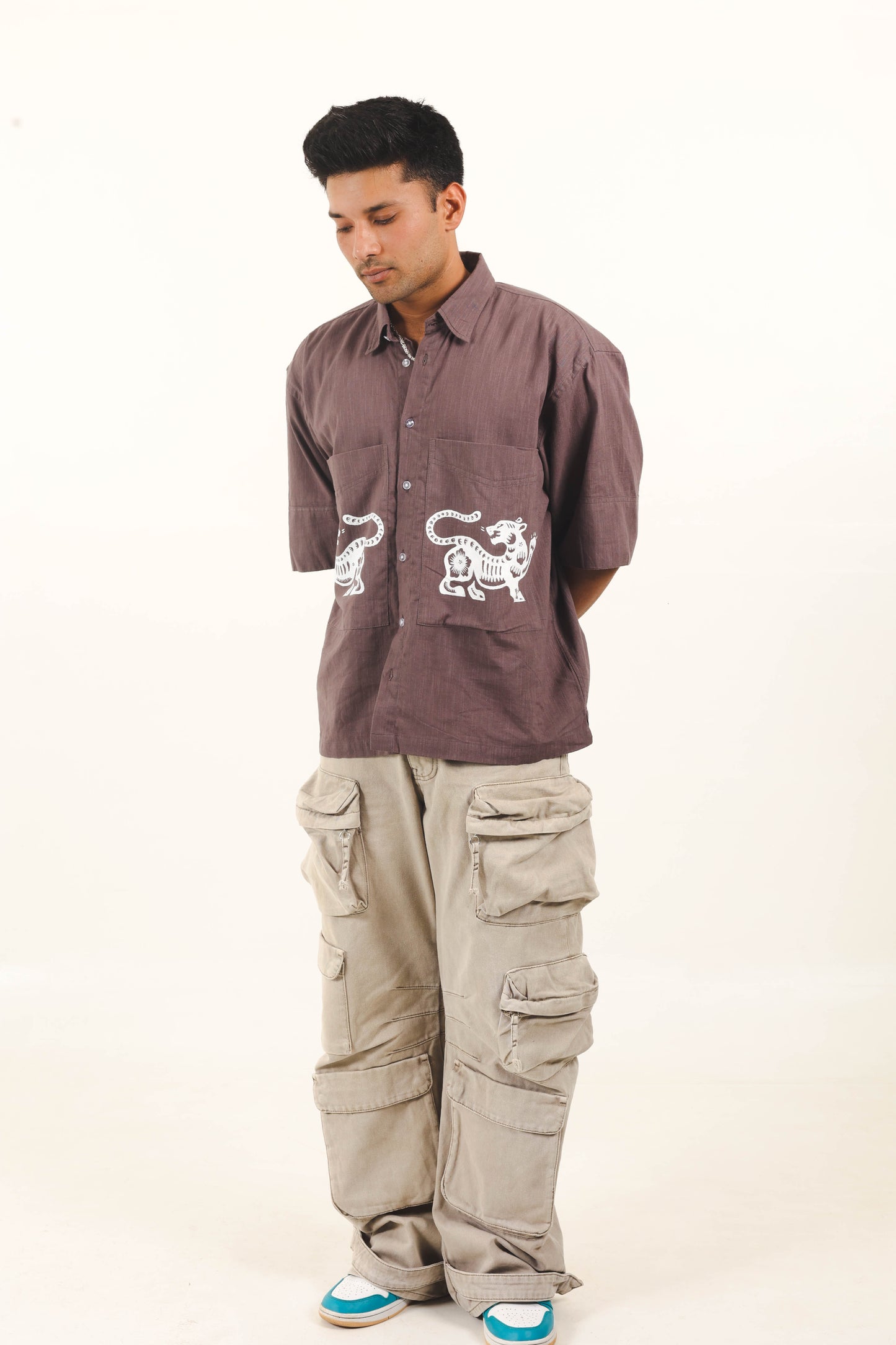 DUNKELGRAUES HANDBEMALTES BAUMWOLLHEMD