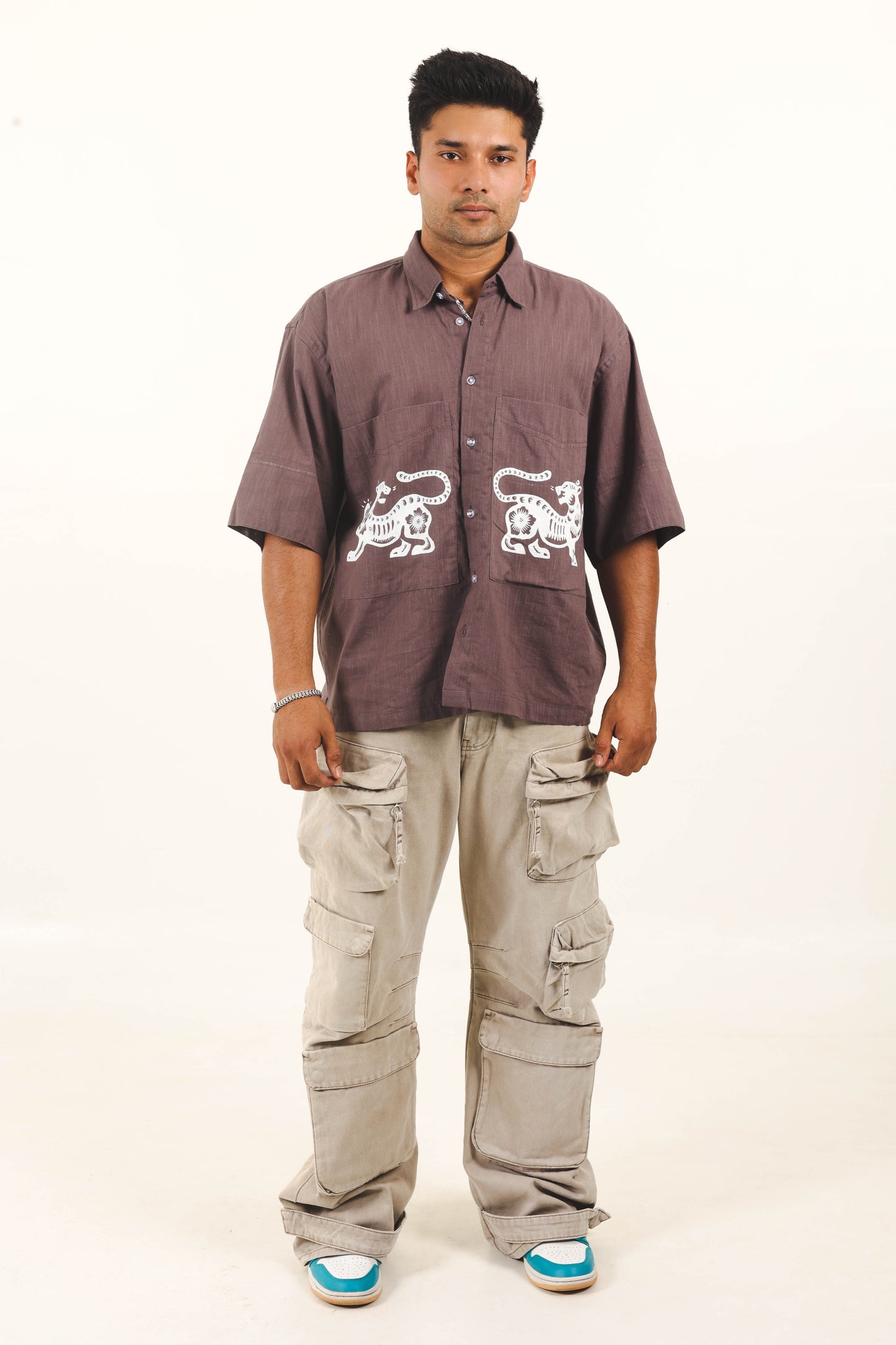 DUNKELGRAUES HANDBEMALTES BAUMWOLLHEMD