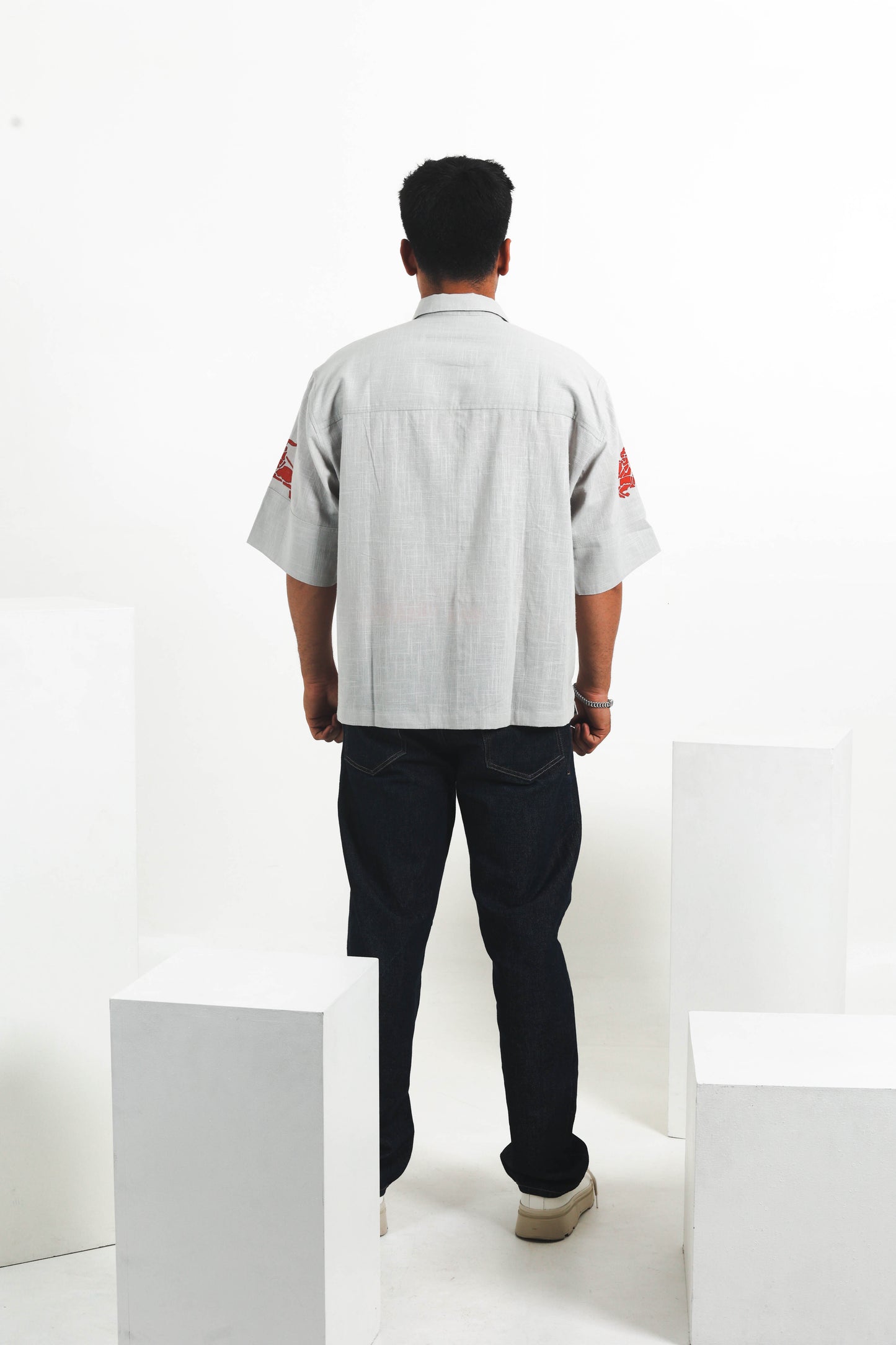 HELLGRAUES HANDBEMALTES BAUMWOLLHEMD