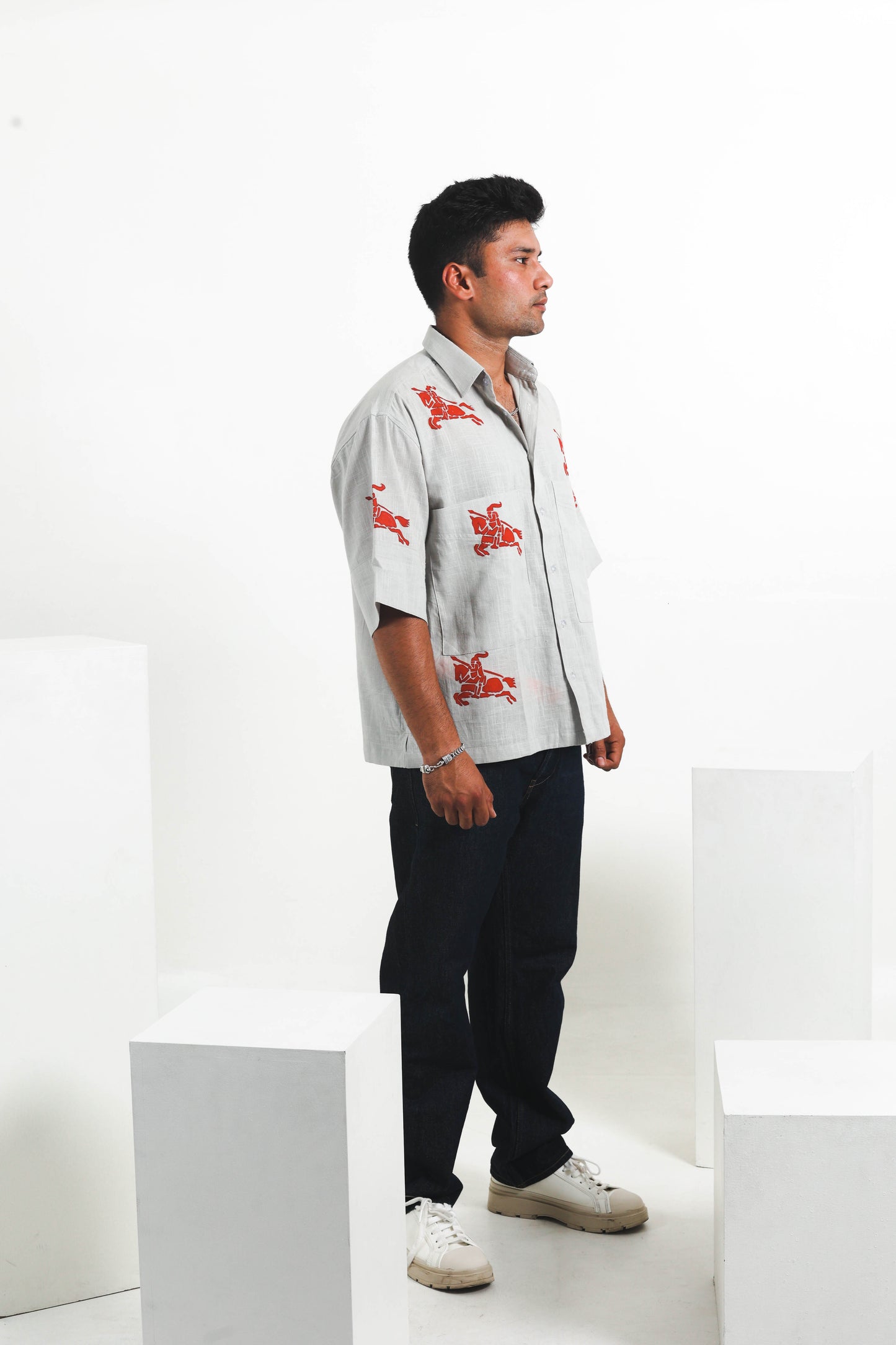 HELLGRAUES HANDBEMALTES BAUMWOLLHEMD