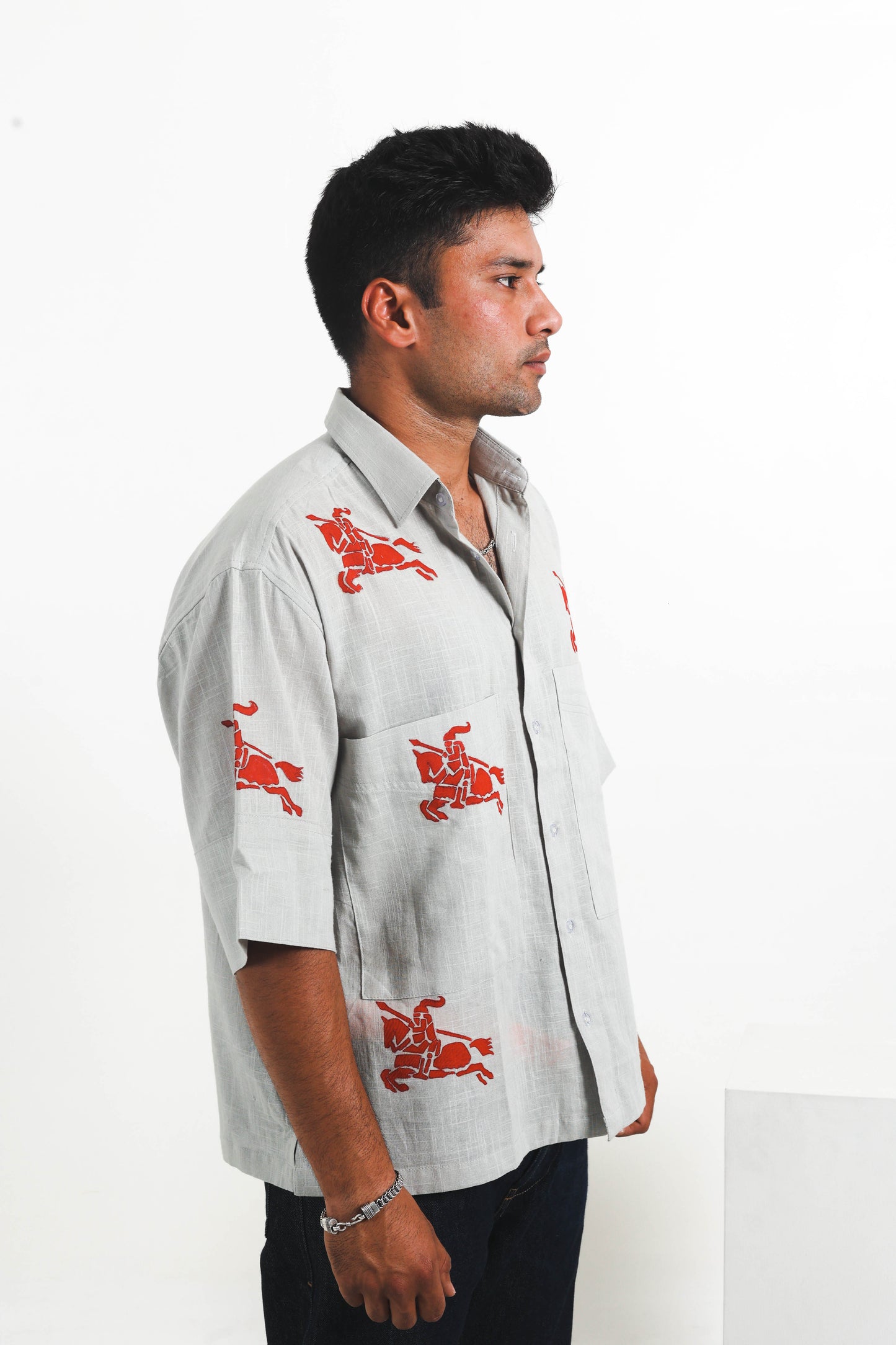 HELLGRAUES HANDBEMALTES BAUMWOLLHEMD