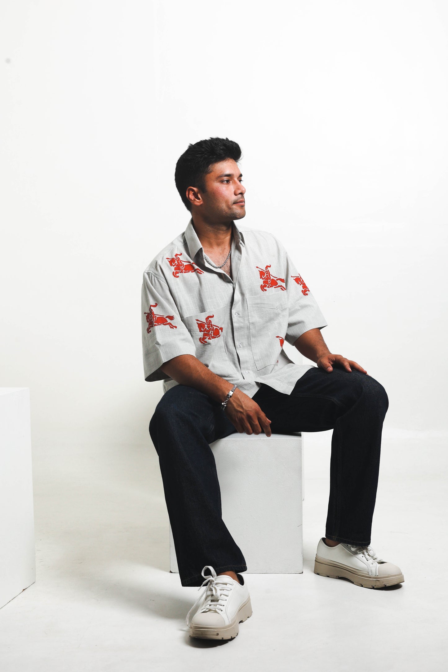 HELLGRAUES HANDBEMALTES BAUMWOLLHEMD