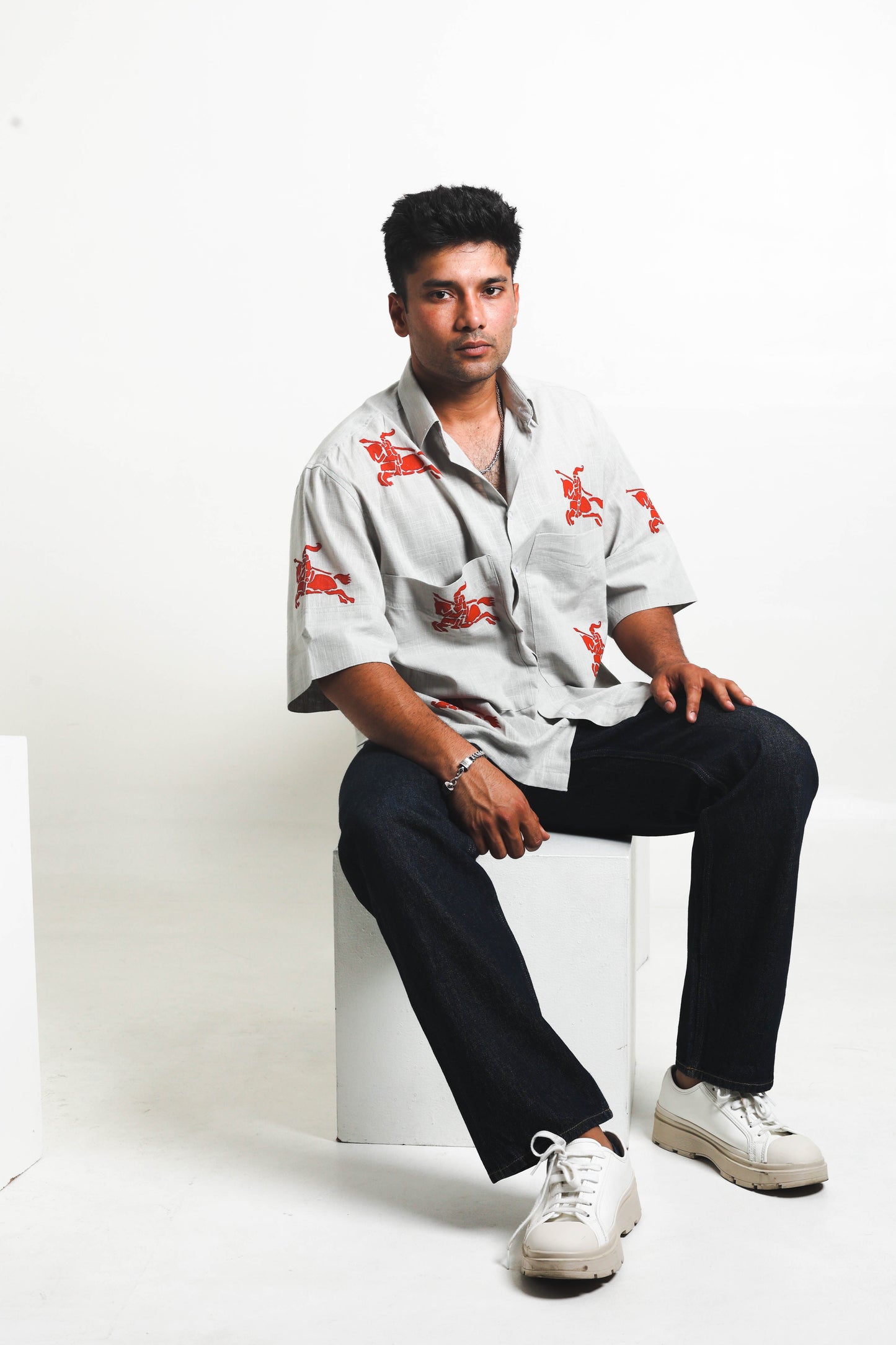 HELLGRAUES HANDBEMALTES BAUMWOLLHEMD