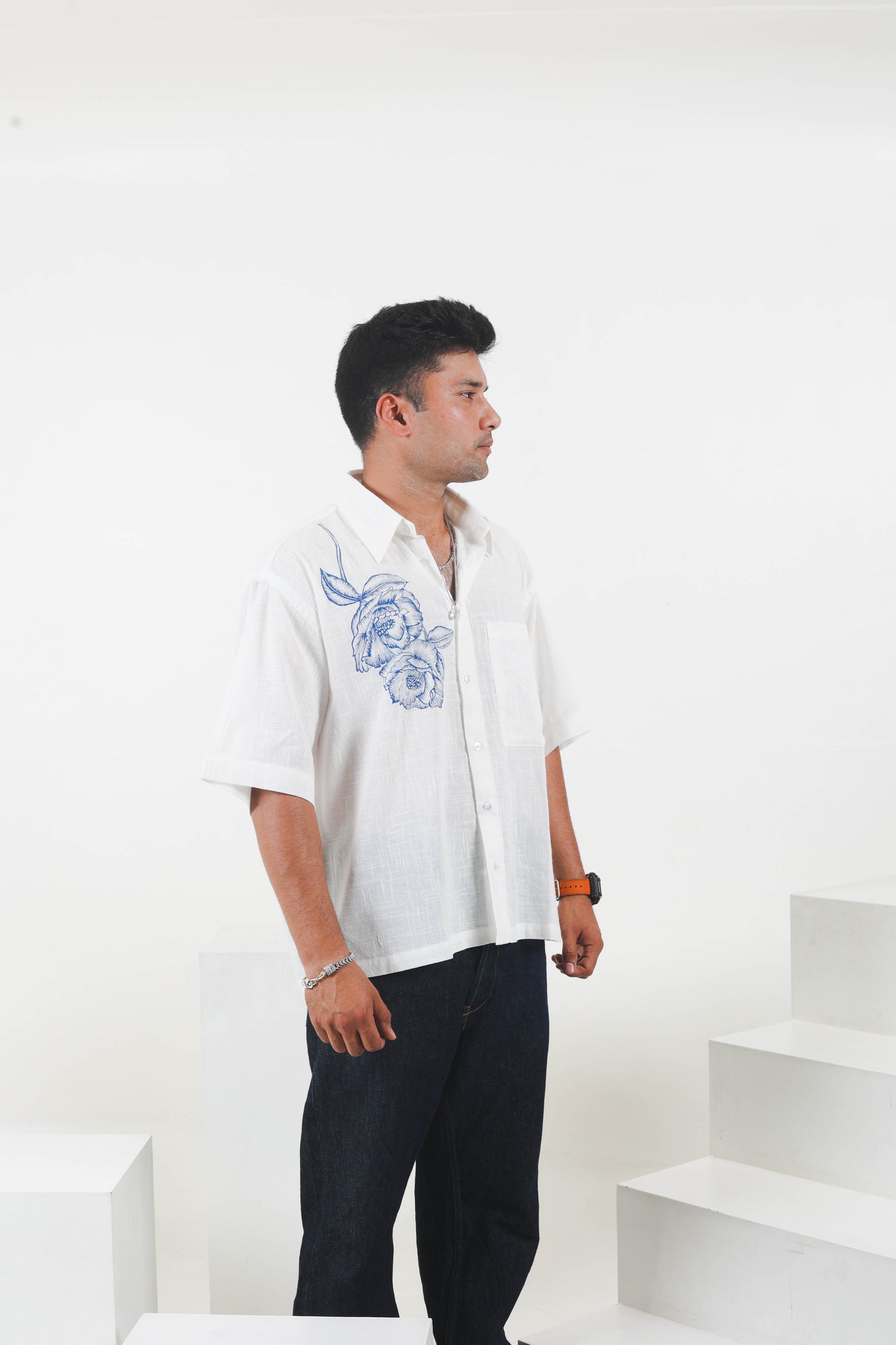 WEISSES HANDBEMALTES BAUMWOLLHEMD