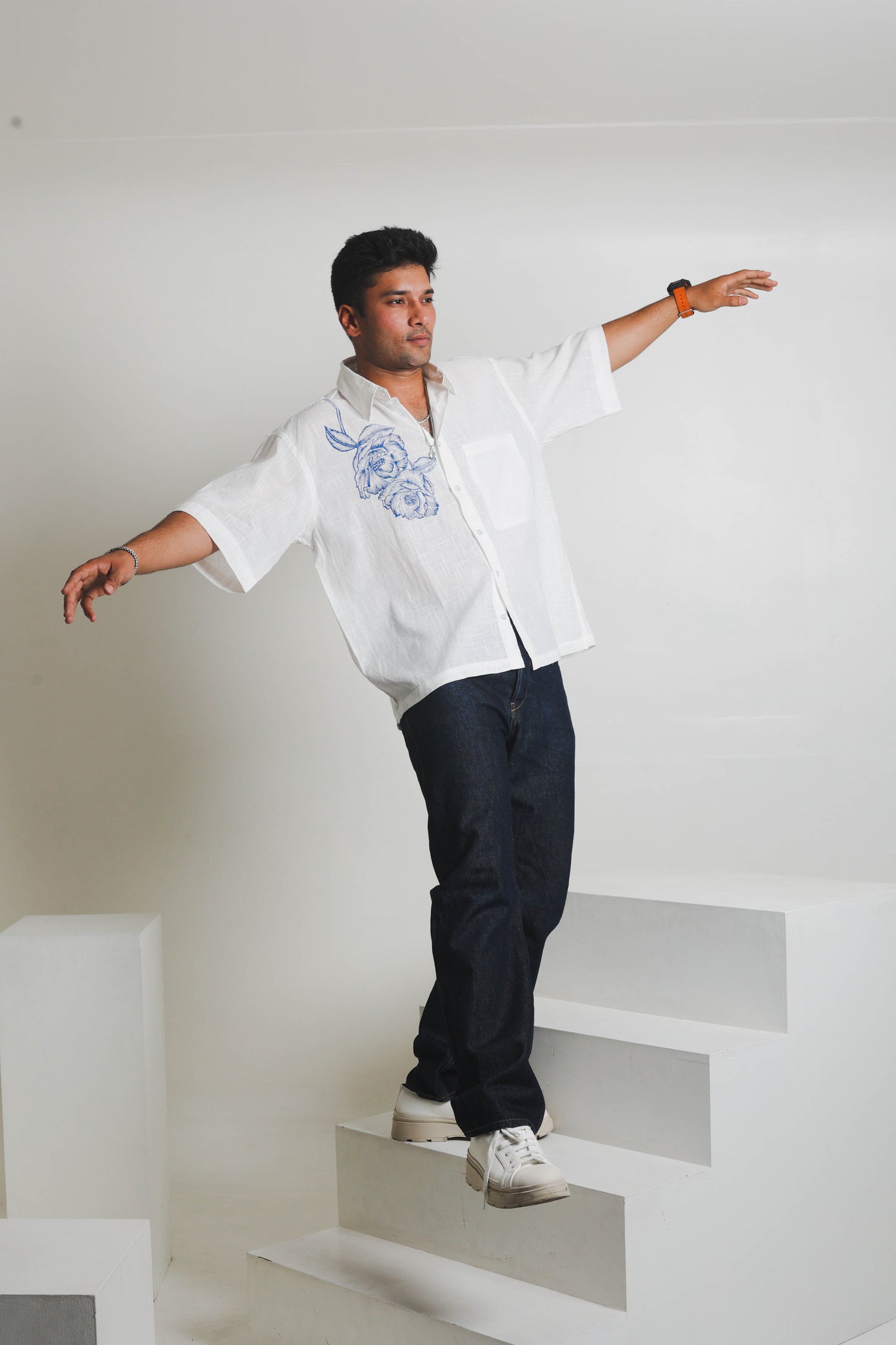 WEISSES HANDBEMALTES BAUMWOLLHEMD