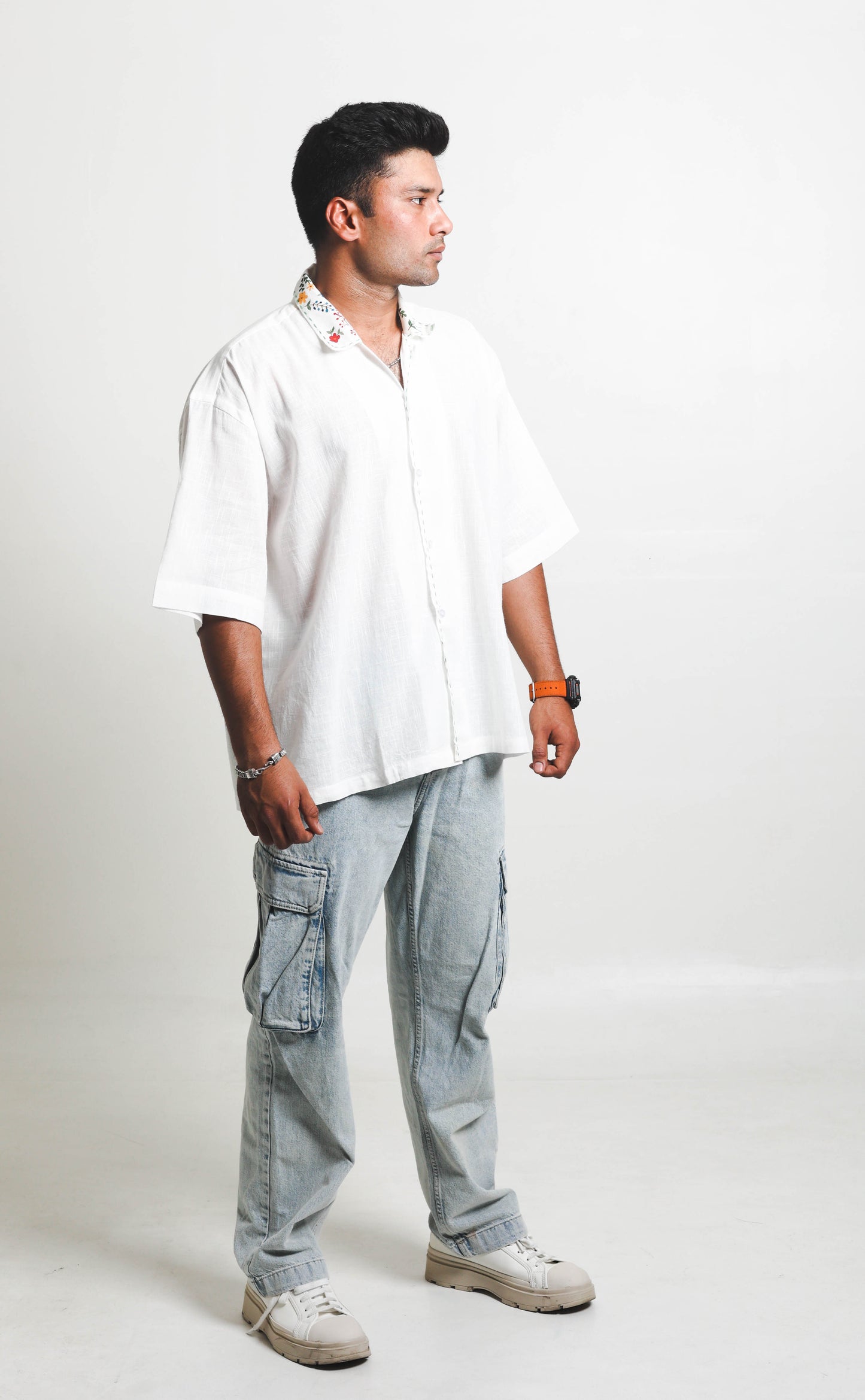 WEISSES HANDBEMALTES UND HANDGESTICKTES HEMD