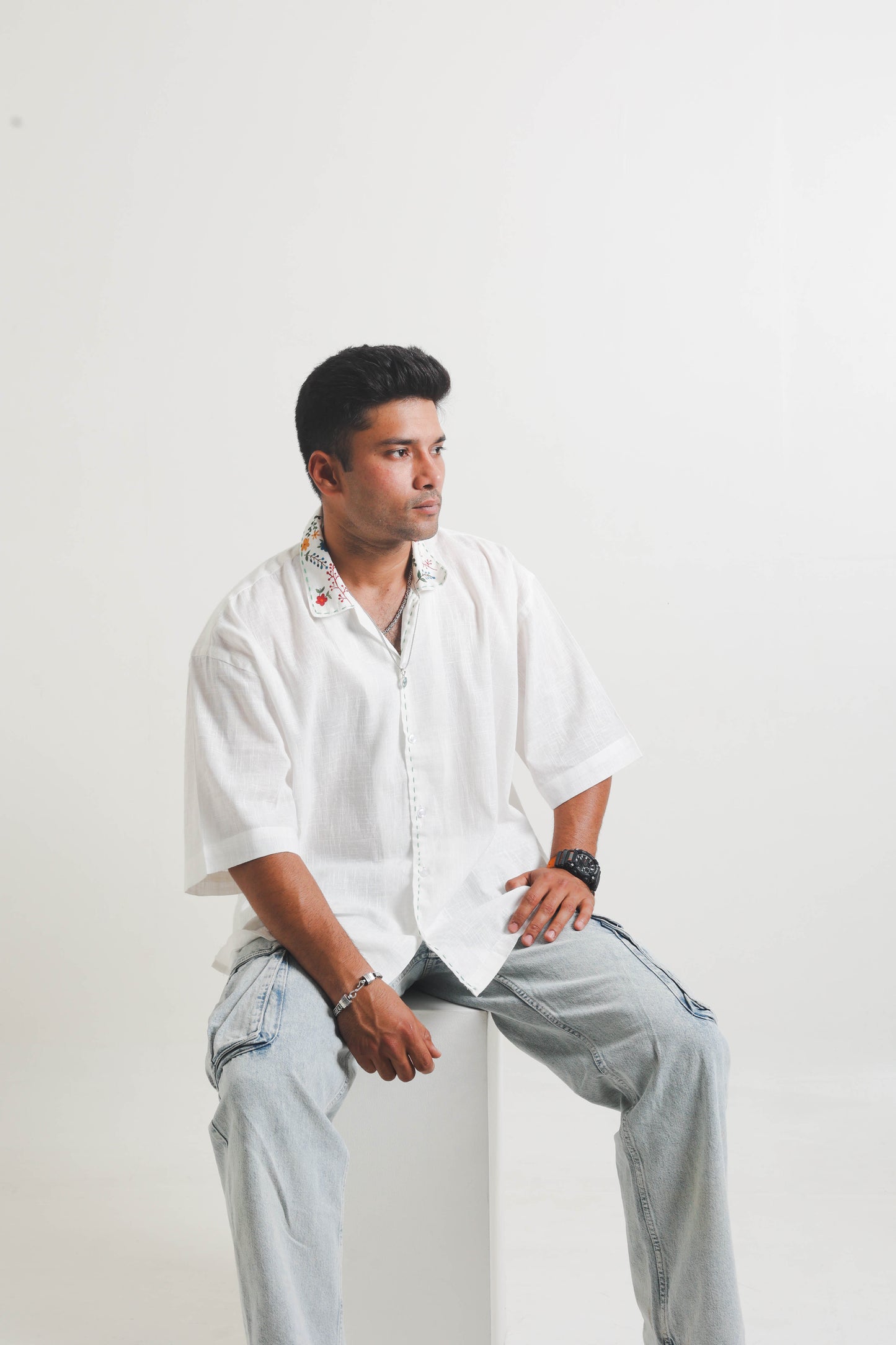 WEISSES HANDBEMALTES UND HANDGESTICKTES HEMD