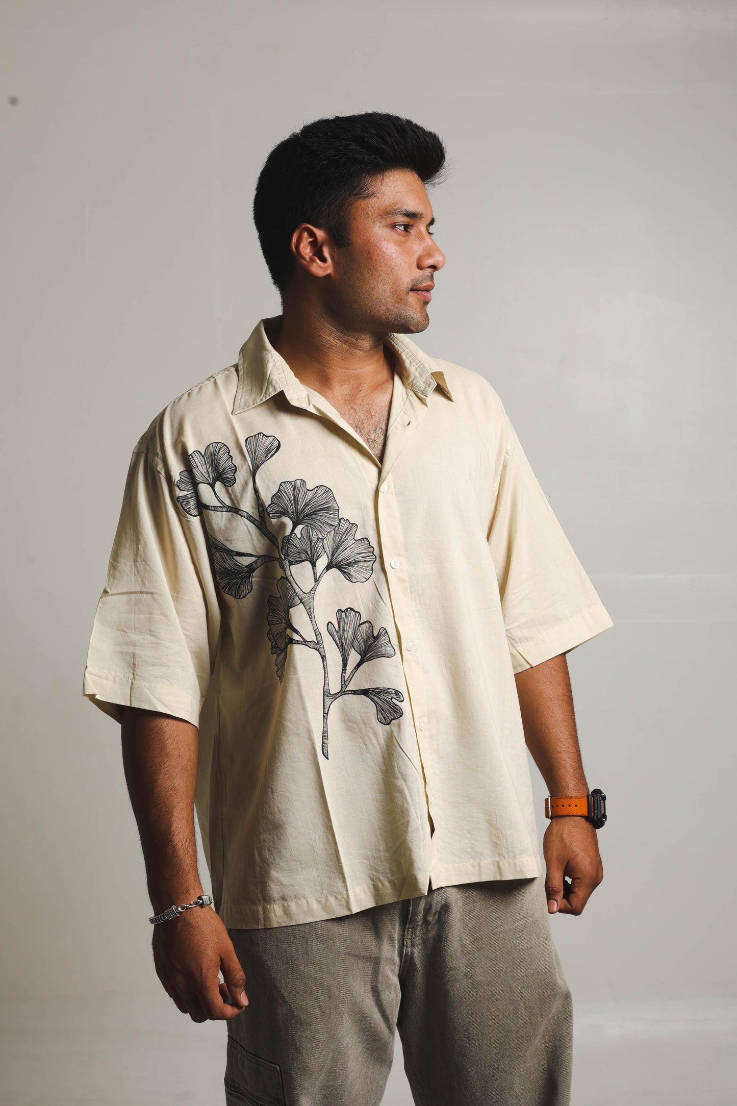 Beiges handbemaltes Herrenhemd