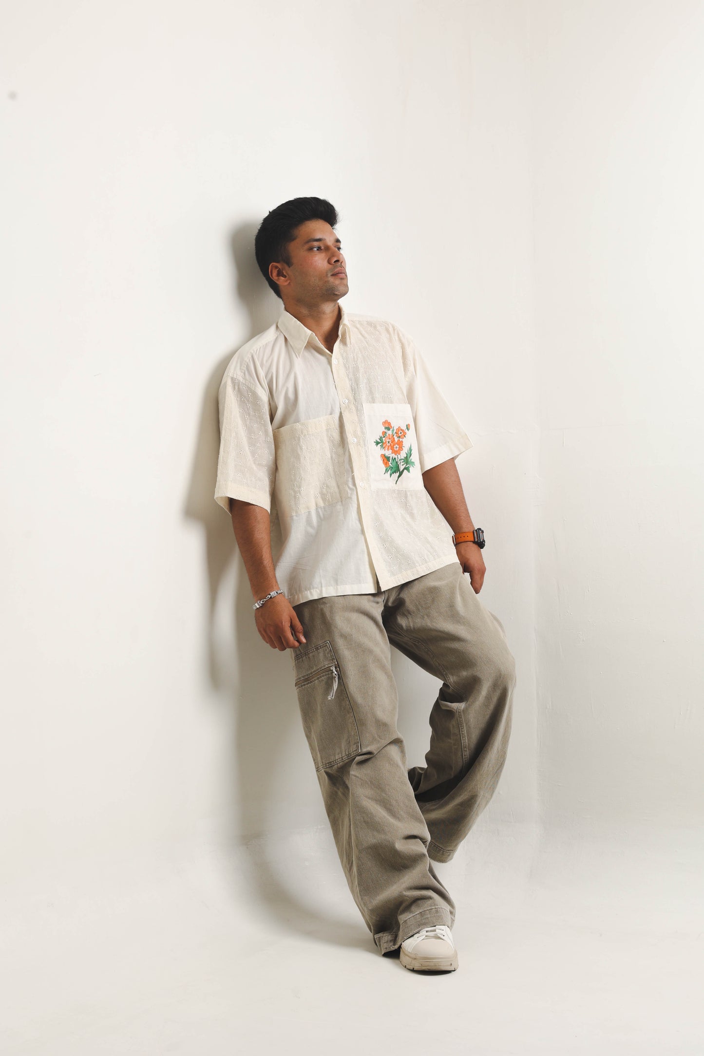 HANDBEMALTES HEMD IN OFF-WHITE