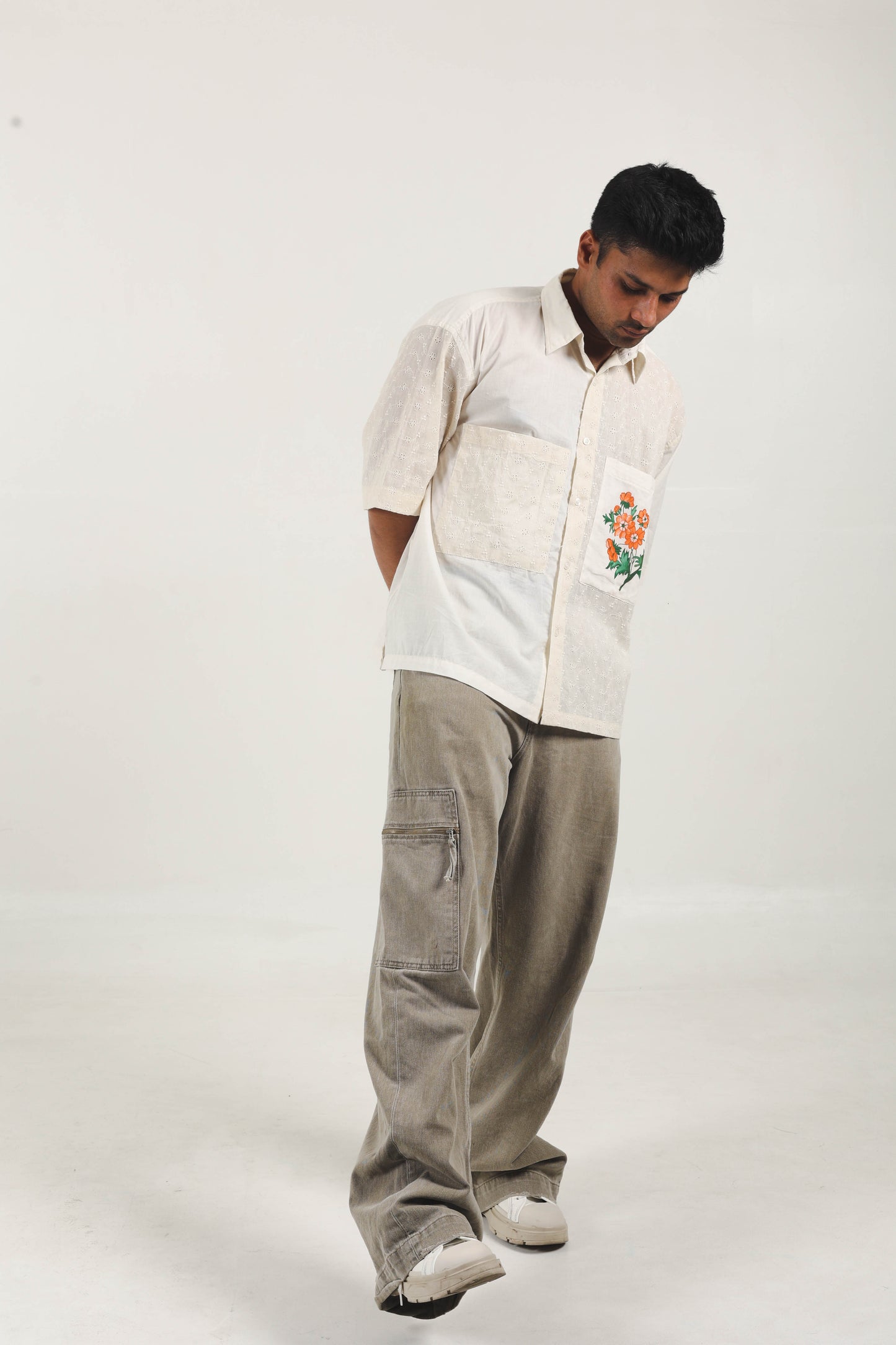 HANDBEMALTES HEMD IN OFF-WHITE