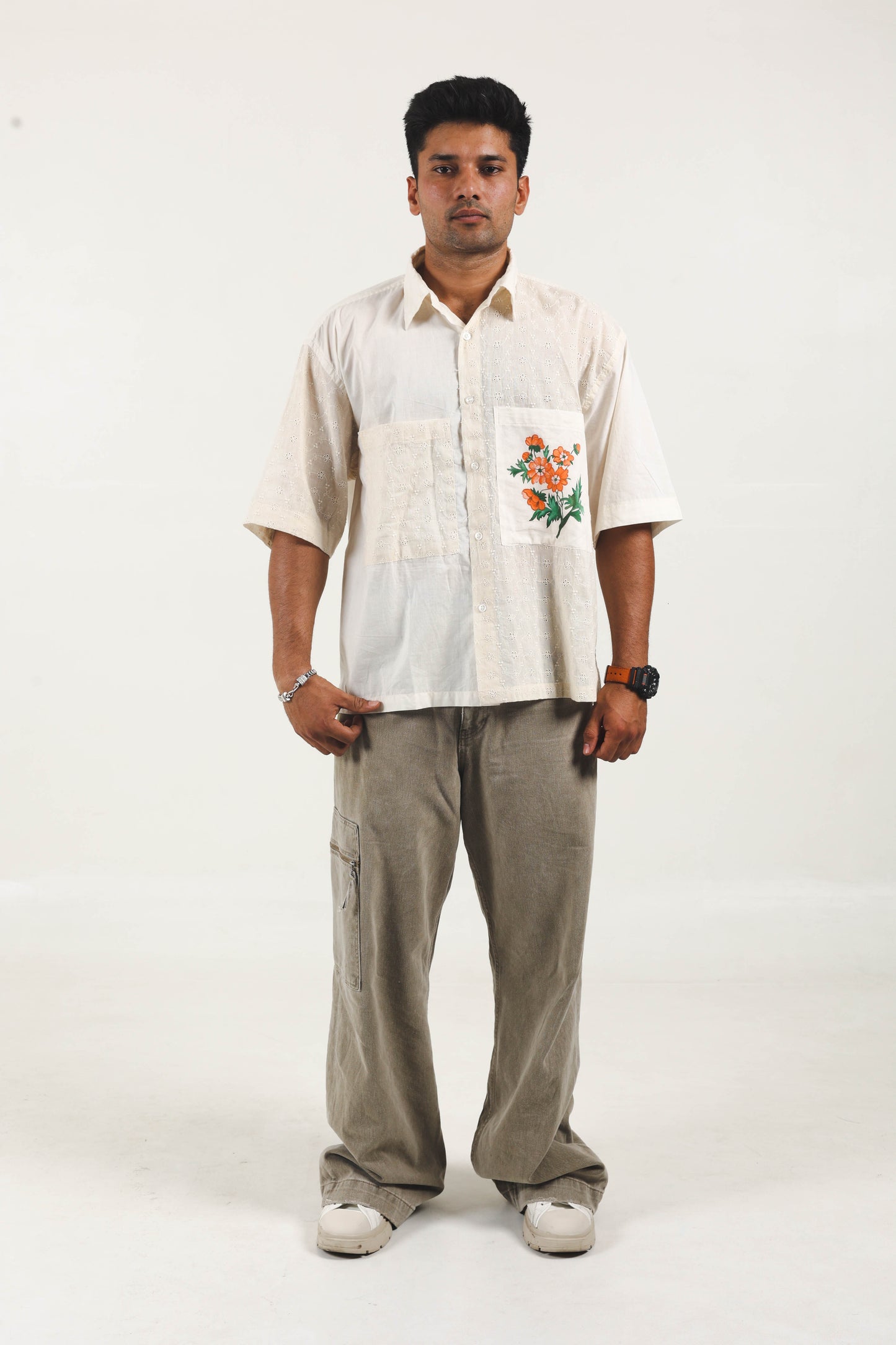 HANDBEMALTES HEMD IN OFF-WHITE