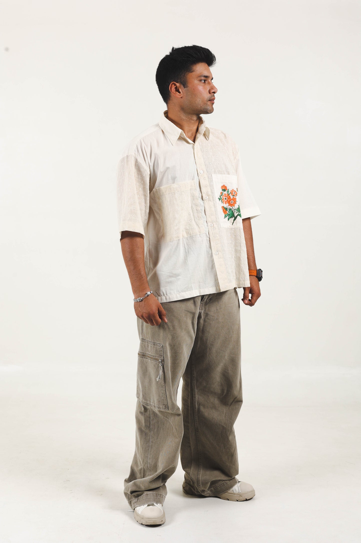 HANDBEMALTES HEMD IN OFF-WHITE