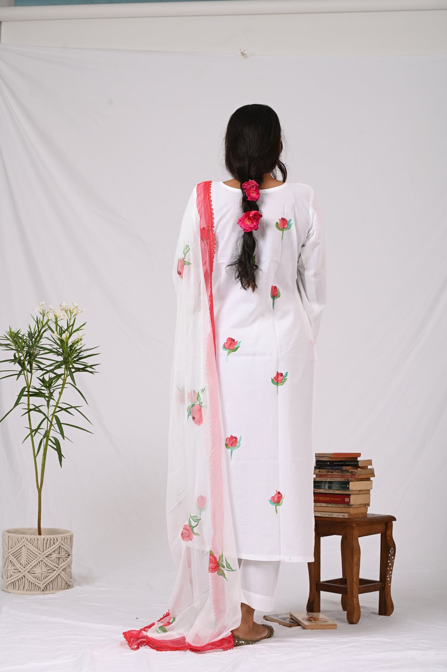 ROTE Rosen, Baumwoll-Kurta-Hose und Dupatta, handbemalt mit Spitze