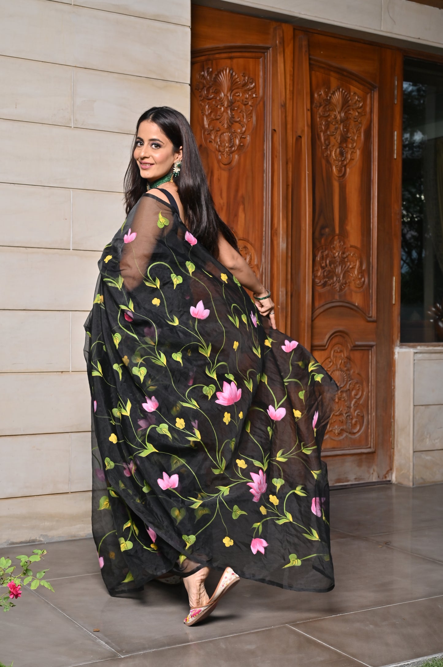 SCHWARZER ORGANZA-SARI MIT HANDBEMALTEM FARBEN