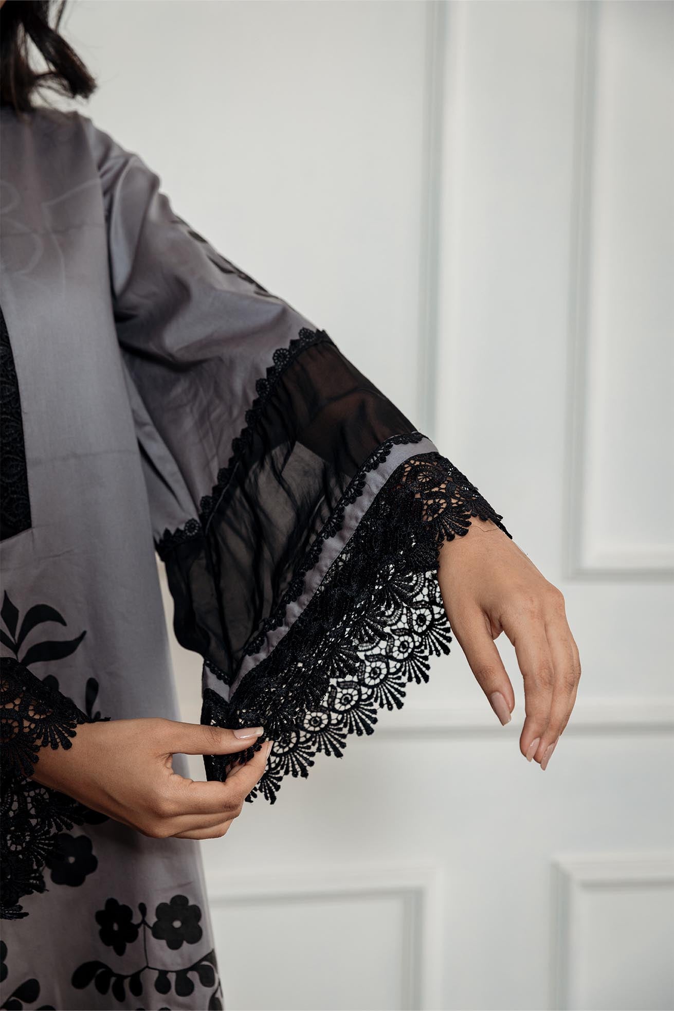 Mokshita graues handbemaltes Kurta-Set