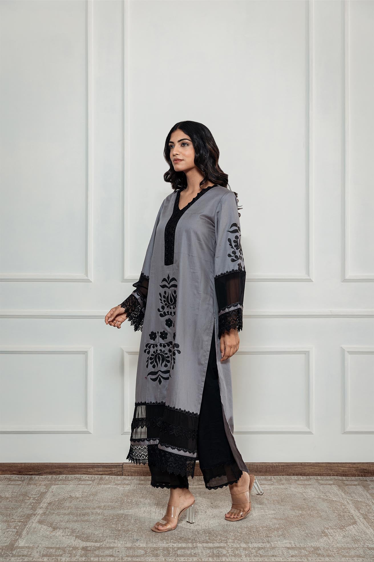 Mokshita graues handbemaltes Kurta-Set
