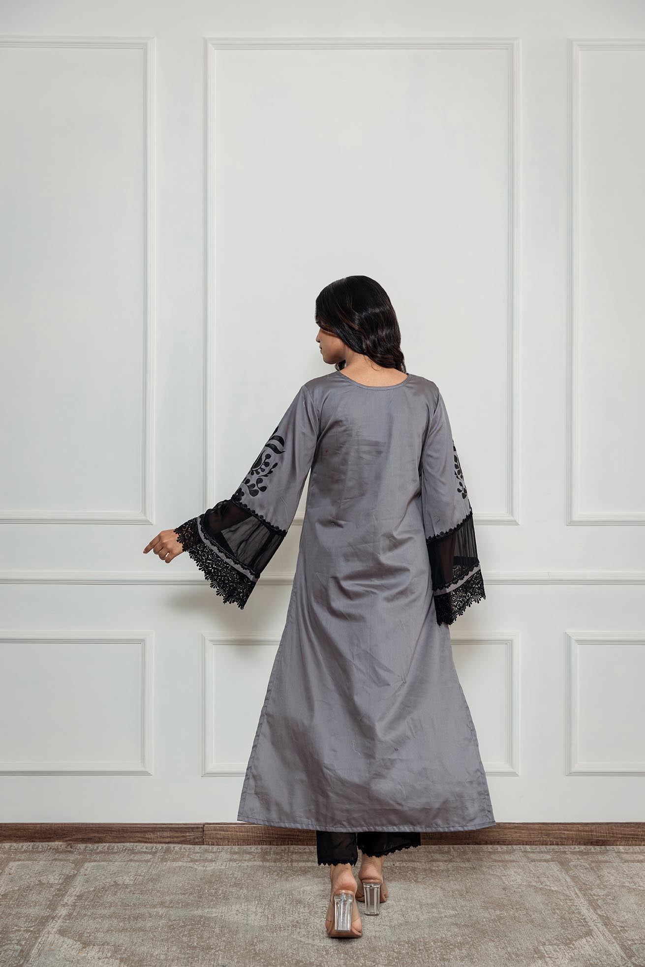 Mokshita graues handbemaltes Kurta-Set