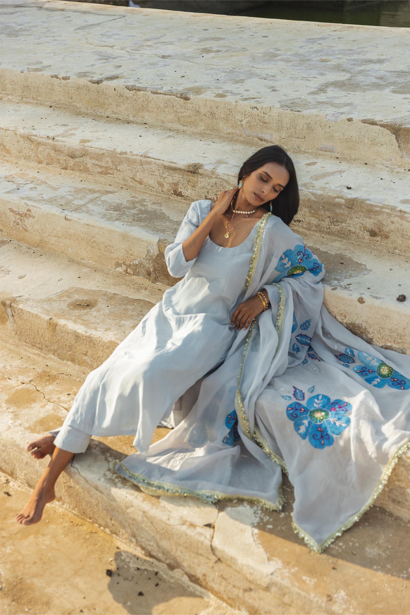 Damini Anzugset aus Crêpe in Hellgrau