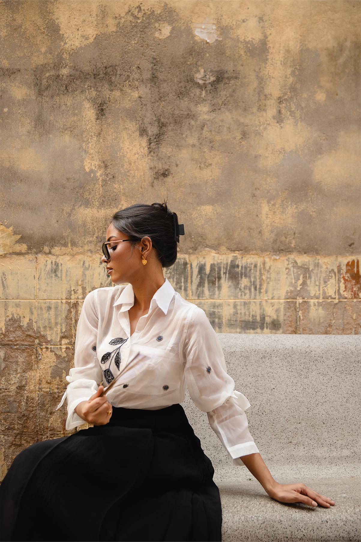 Handbemaltes Luna-Organza-Hemd in Weiß mit Blasdetails