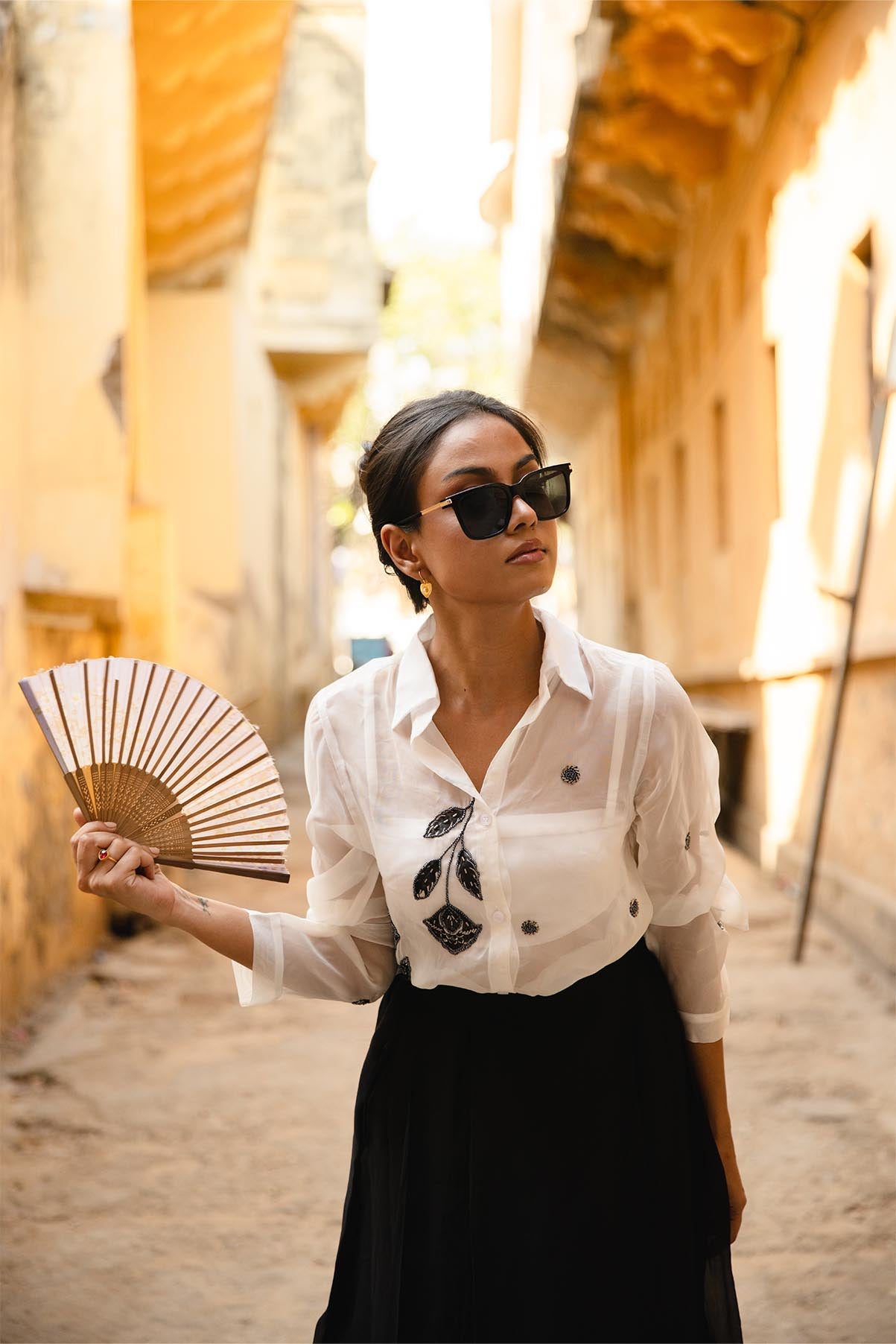 Handbemaltes Luna-Organza-Hemd in Weiß mit Blasdetails