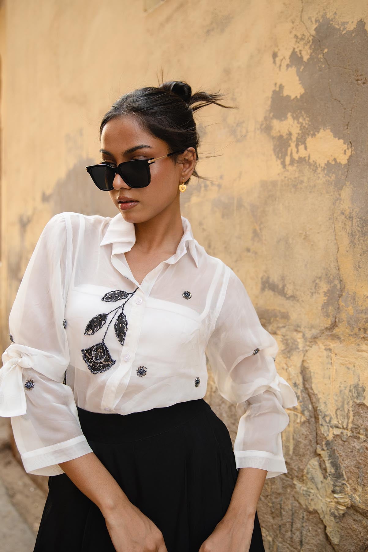 Handbemaltes Luna-Organza-Hemd in Weiß mit Blasdetails