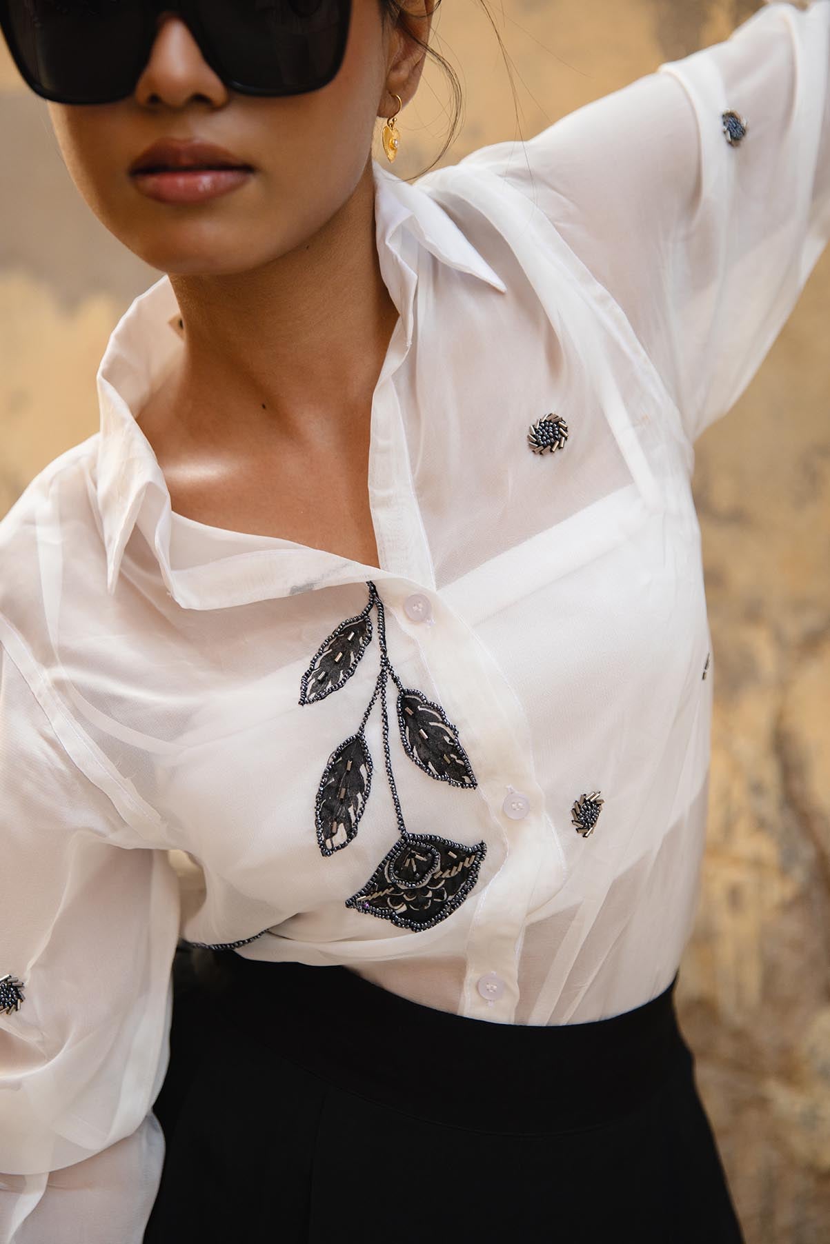 Handbemaltes Luna-Organza-Hemd in Weiß mit Blasdetails