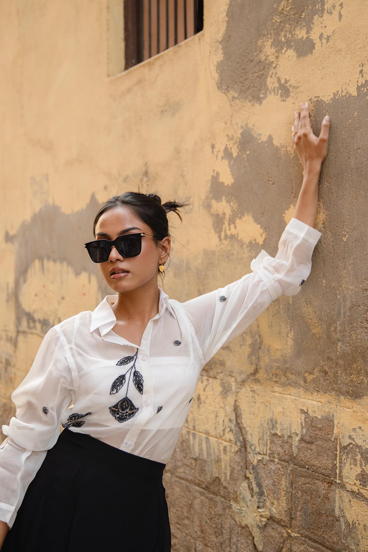 Handbemaltes Luna-Organza-Hemd in Weiß mit Blasdetails