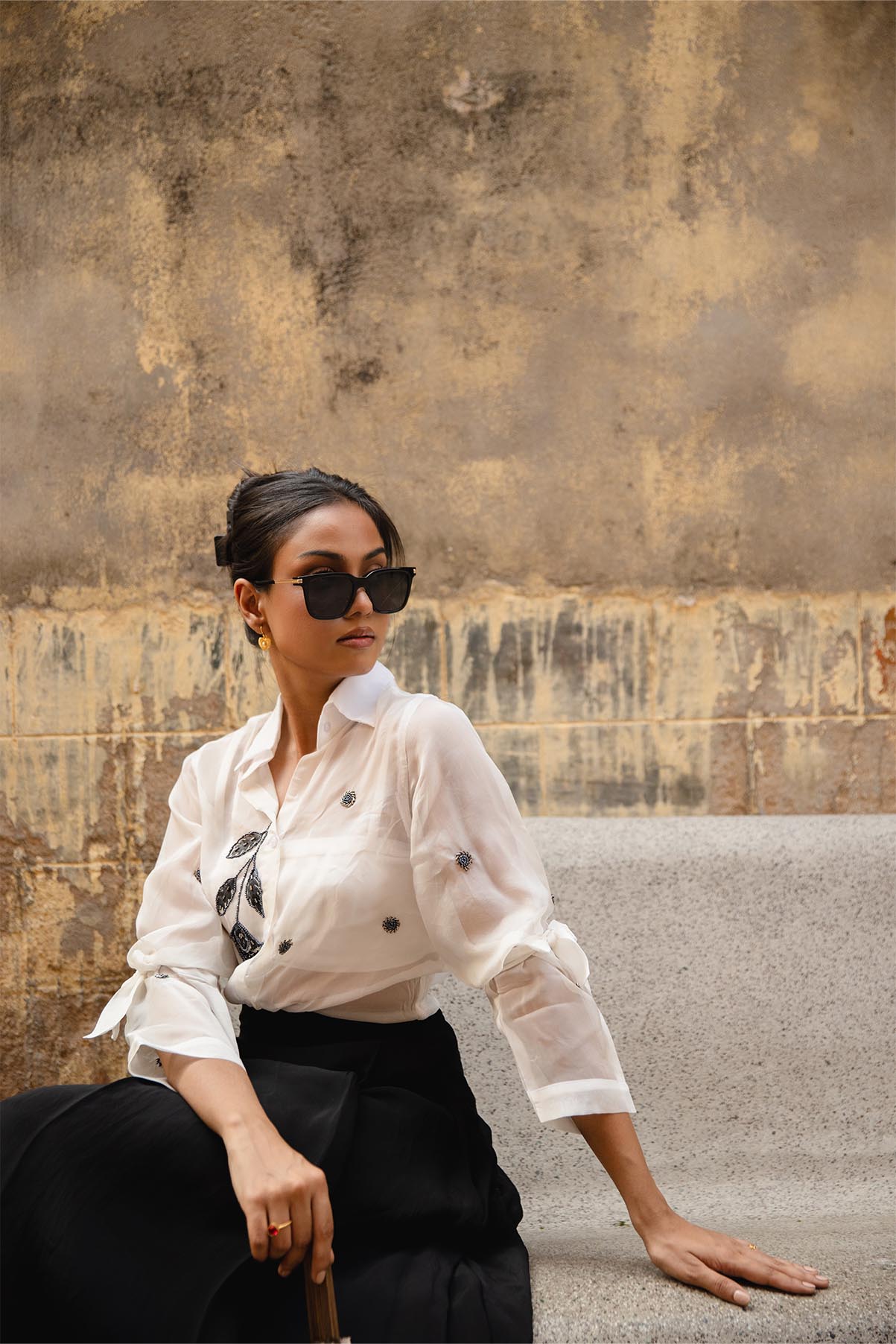 Handbemaltes Luna-Organza-Hemd in Weiß mit Blasdetails