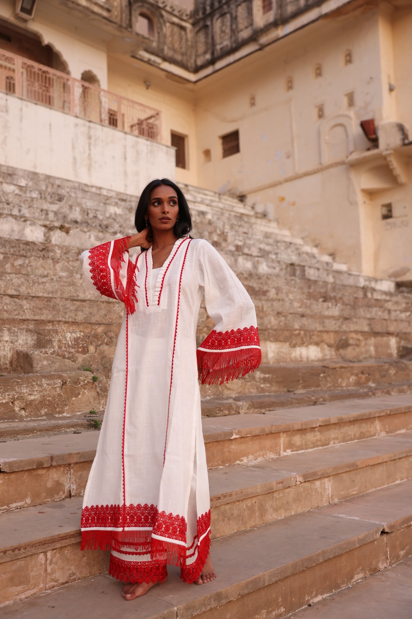 Oorja – Weißes und rotes pakistanisches Anzugset