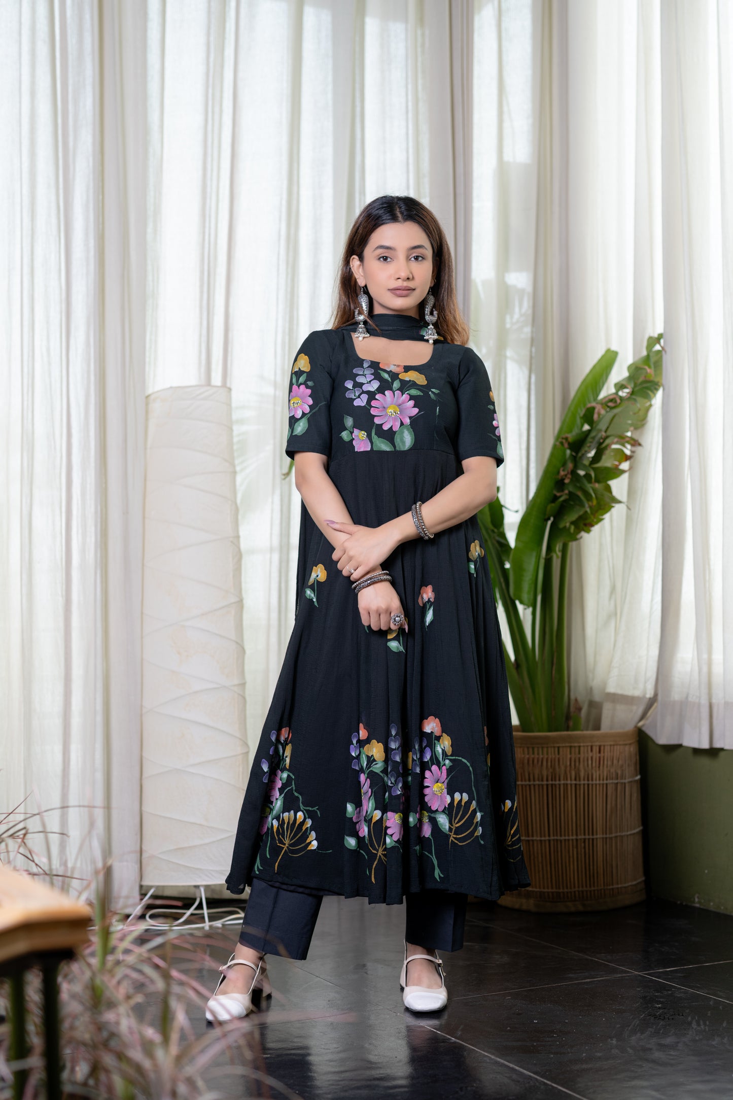 SCHWARZES HANDBEMALTES CHIFFON-ANARKALI-Kurta mit Hose und Dupatta