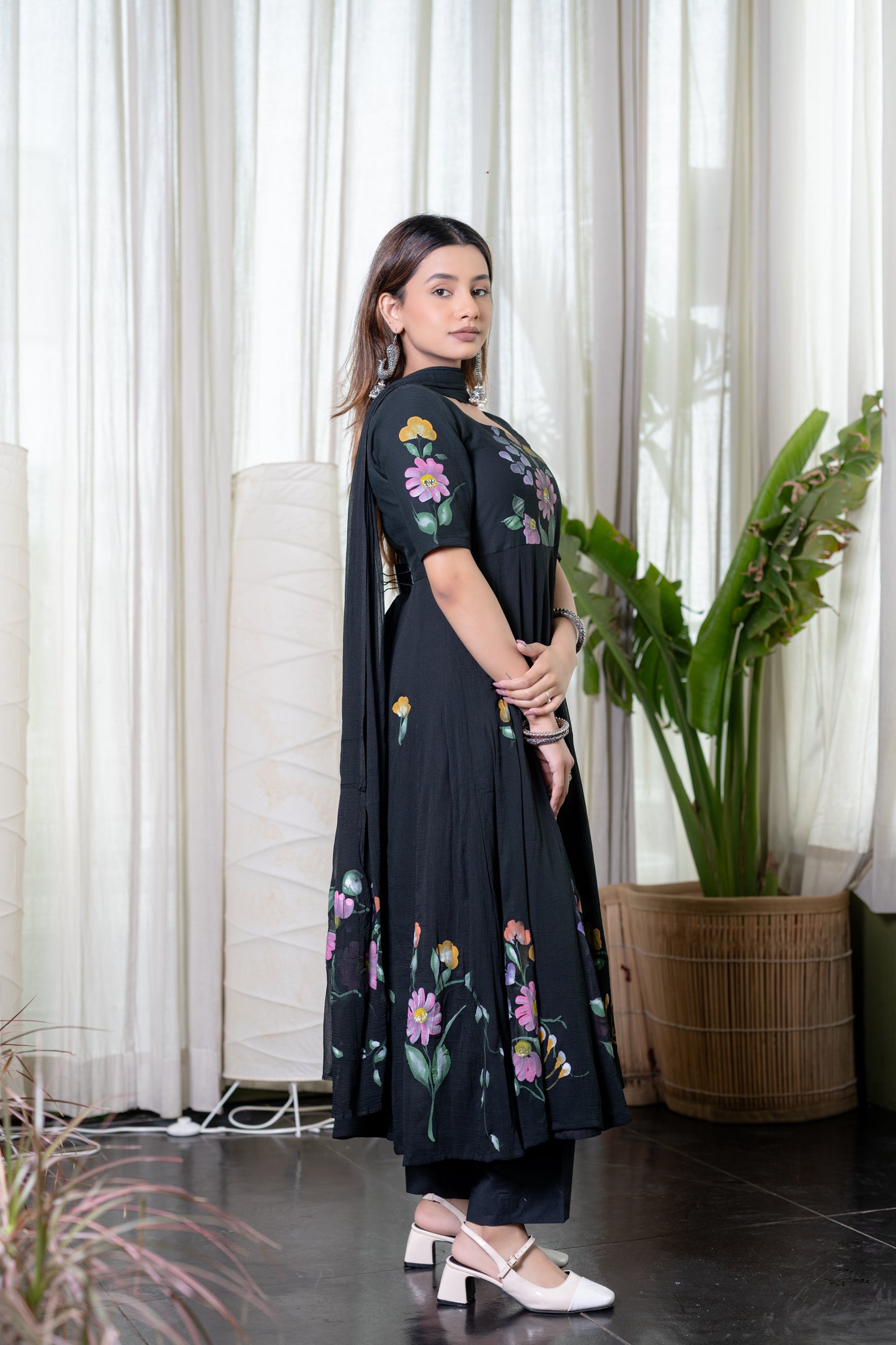 SCHWARZES HANDBEMALTES CHIFFON-ANARKALI-Kurta mit Hose und Dupatta