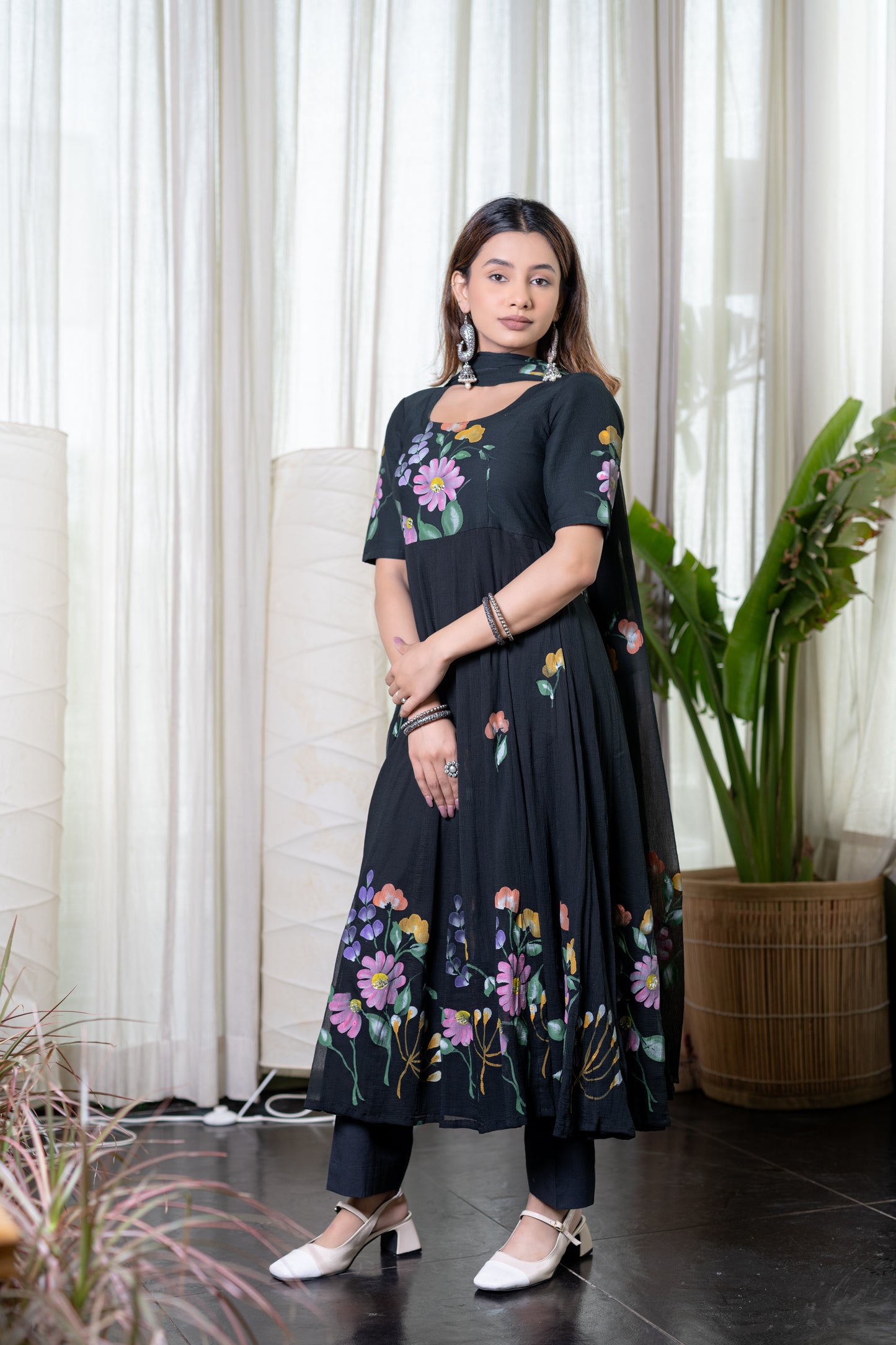 SCHWARZES HANDBEMALTES CHIFFON-ANARKALI-Kurta mit Hose und Dupatta