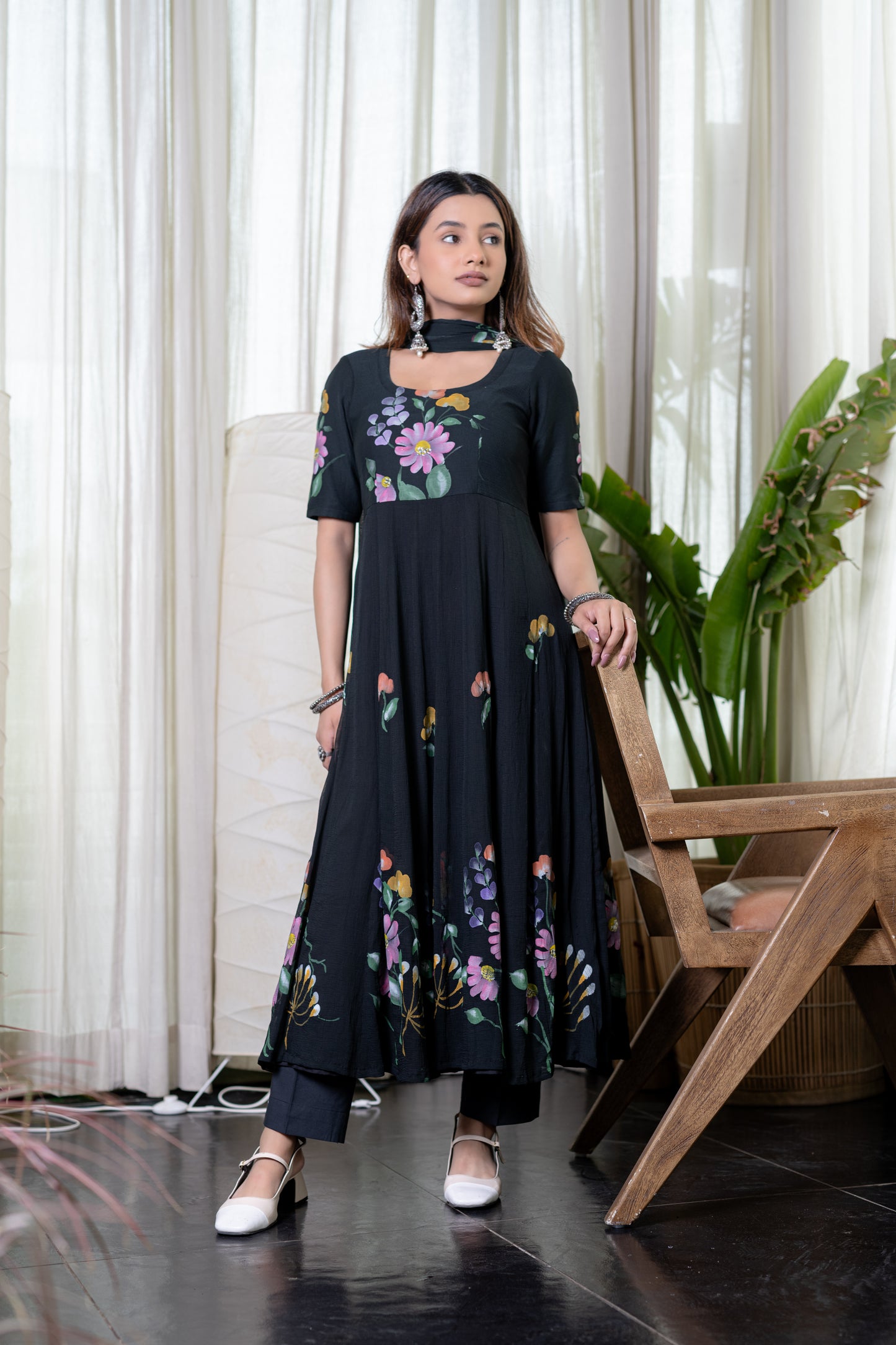 SCHWARZES HANDBEMALTES CHIFFON-ANARKALI-Kurta mit Hose und Dupatta