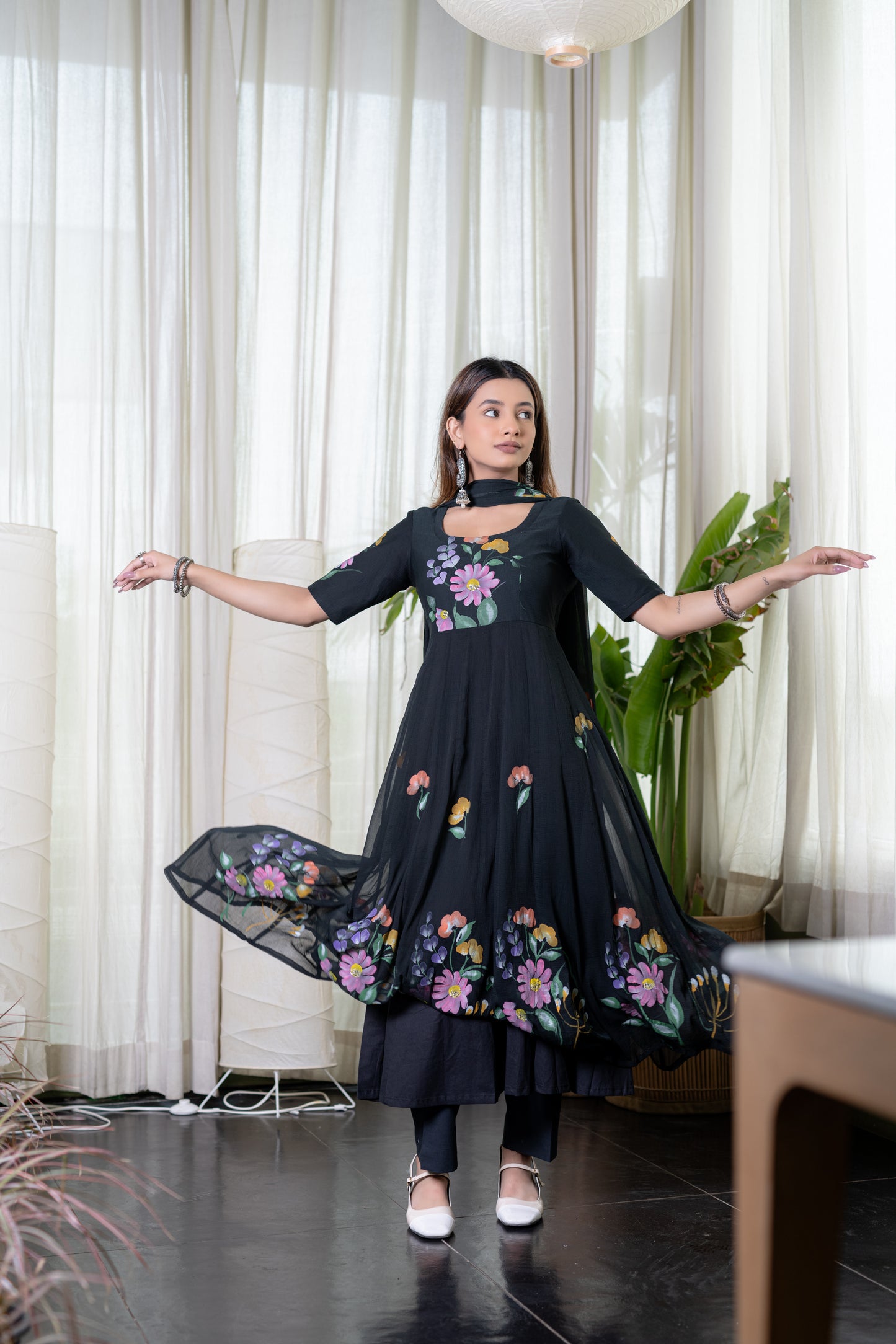 SCHWARZES HANDBEMALTES CHIFFON-ANARKALI-Kurta mit Hose und Dupatta