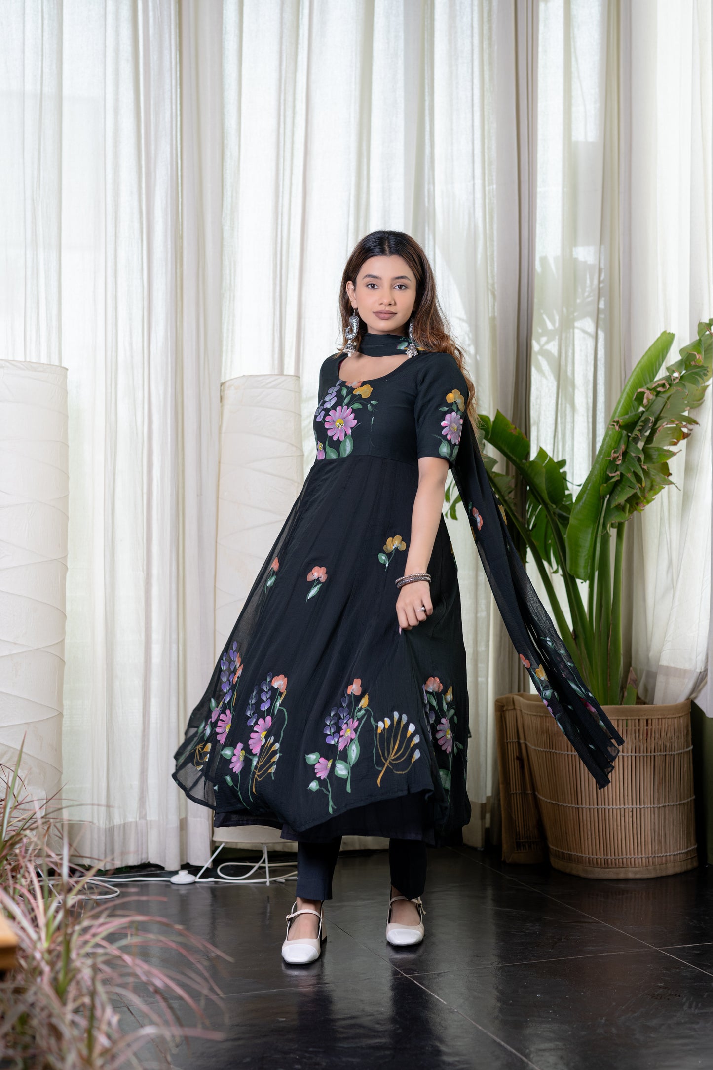 SCHWARZES HANDBEMALTES CHIFFON-ANARKALI-Kurta mit Hose und Dupatta