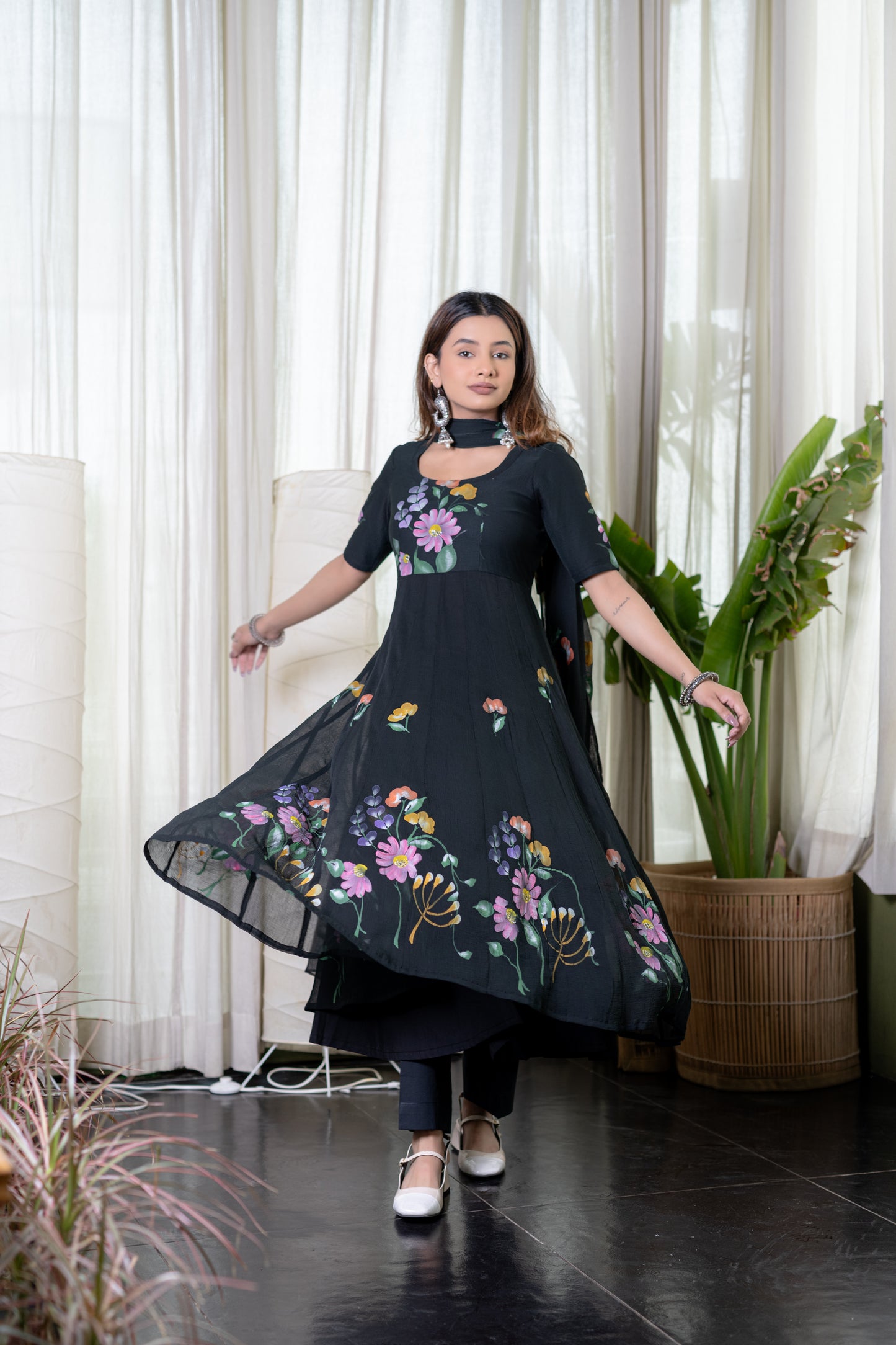 SCHWARZES HANDBEMALTES CHIFFON-ANARKALI-Kurta mit Hose und Dupatta