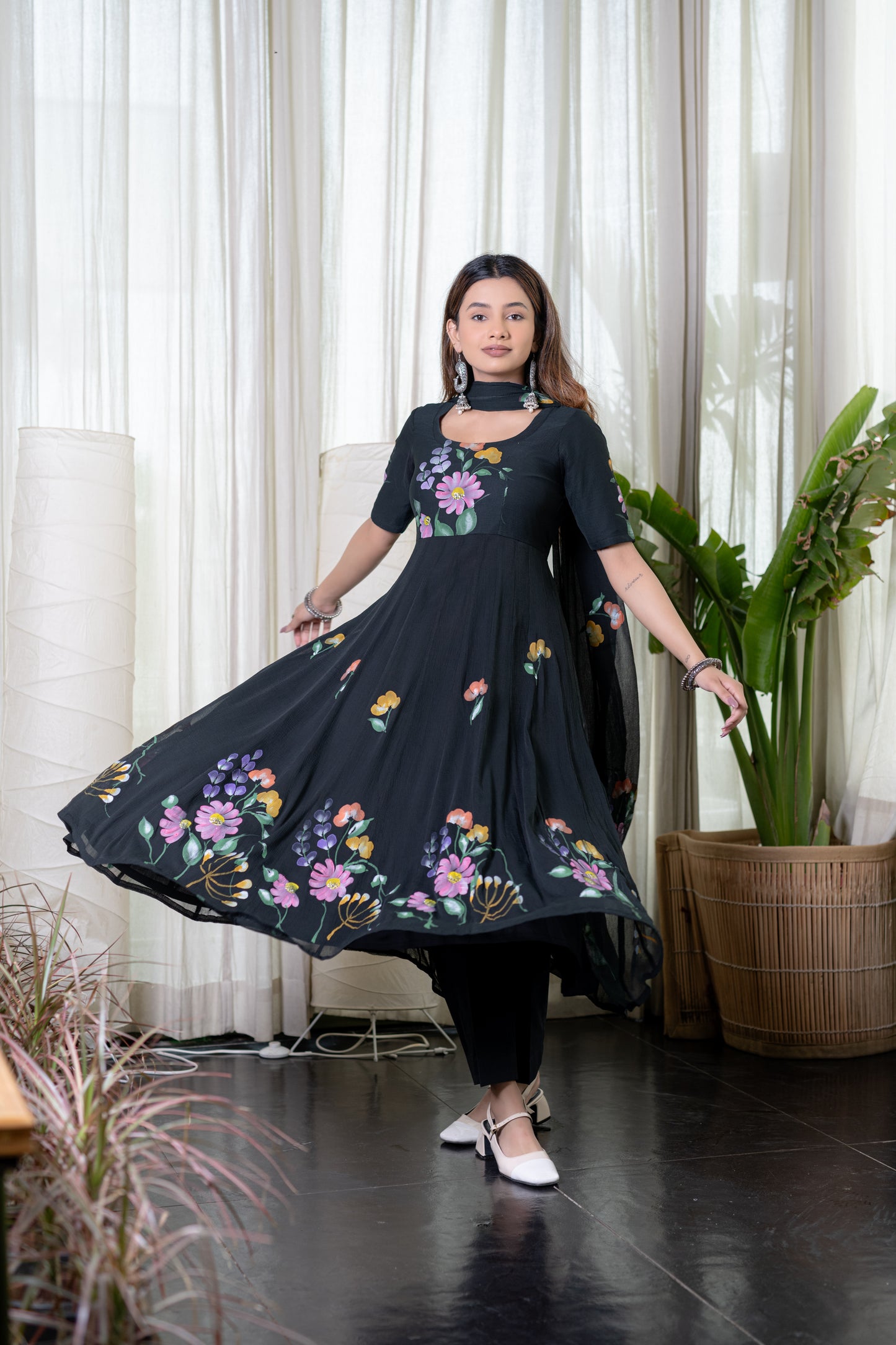 SCHWARZES HANDBEMALTES CHIFFON-ANARKALI-Kurta mit Hose und Dupatta