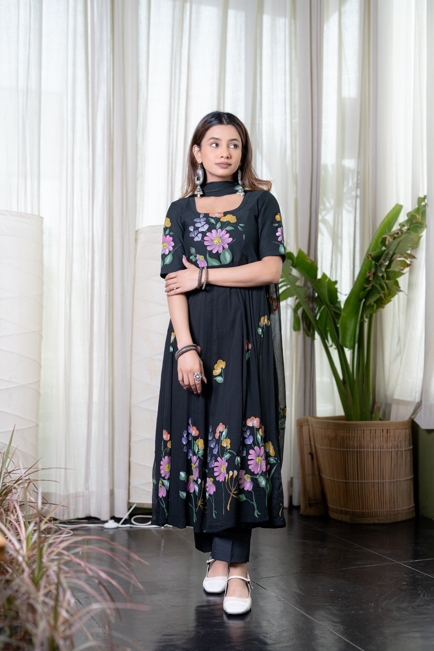 SCHWARZES HANDBEMALTES CHIFFON-ANARKALI-Kurta mit Hose und Dupatta