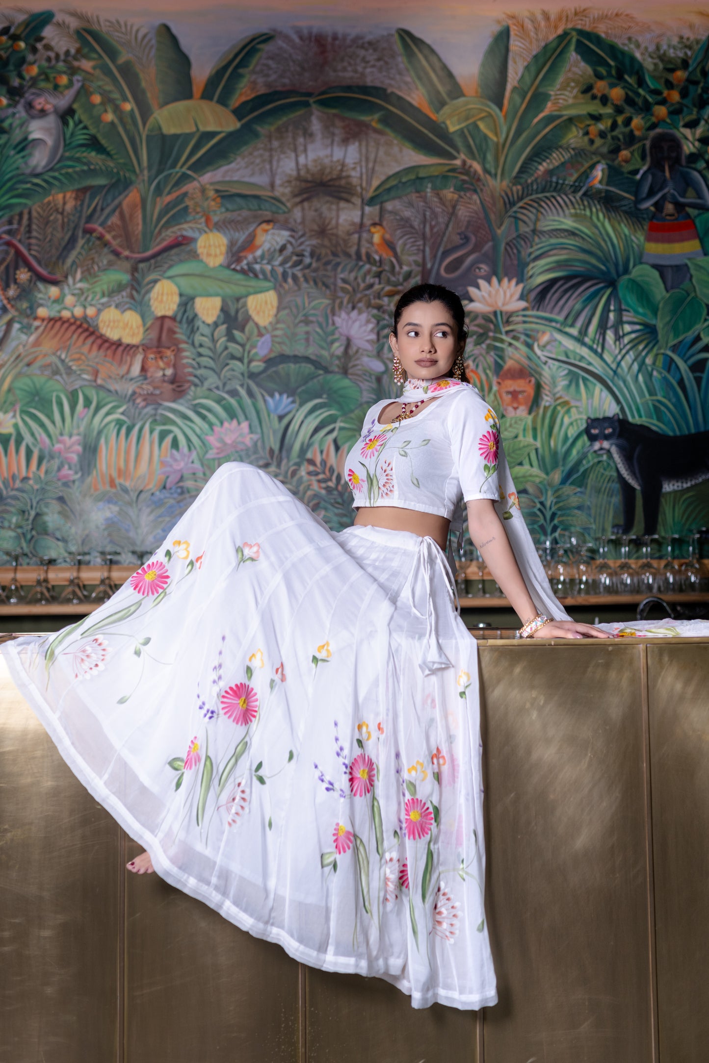 Weißer handbemalter Lehenga Choli mit Dupatta