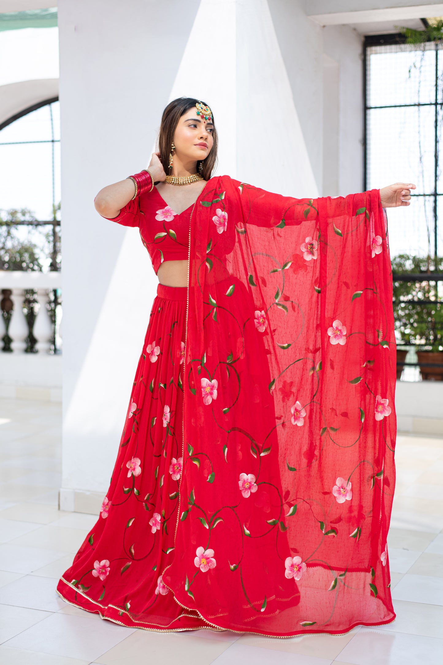 roter handbemalter Chiffon-Lehenga mit Dupatta und Bluse