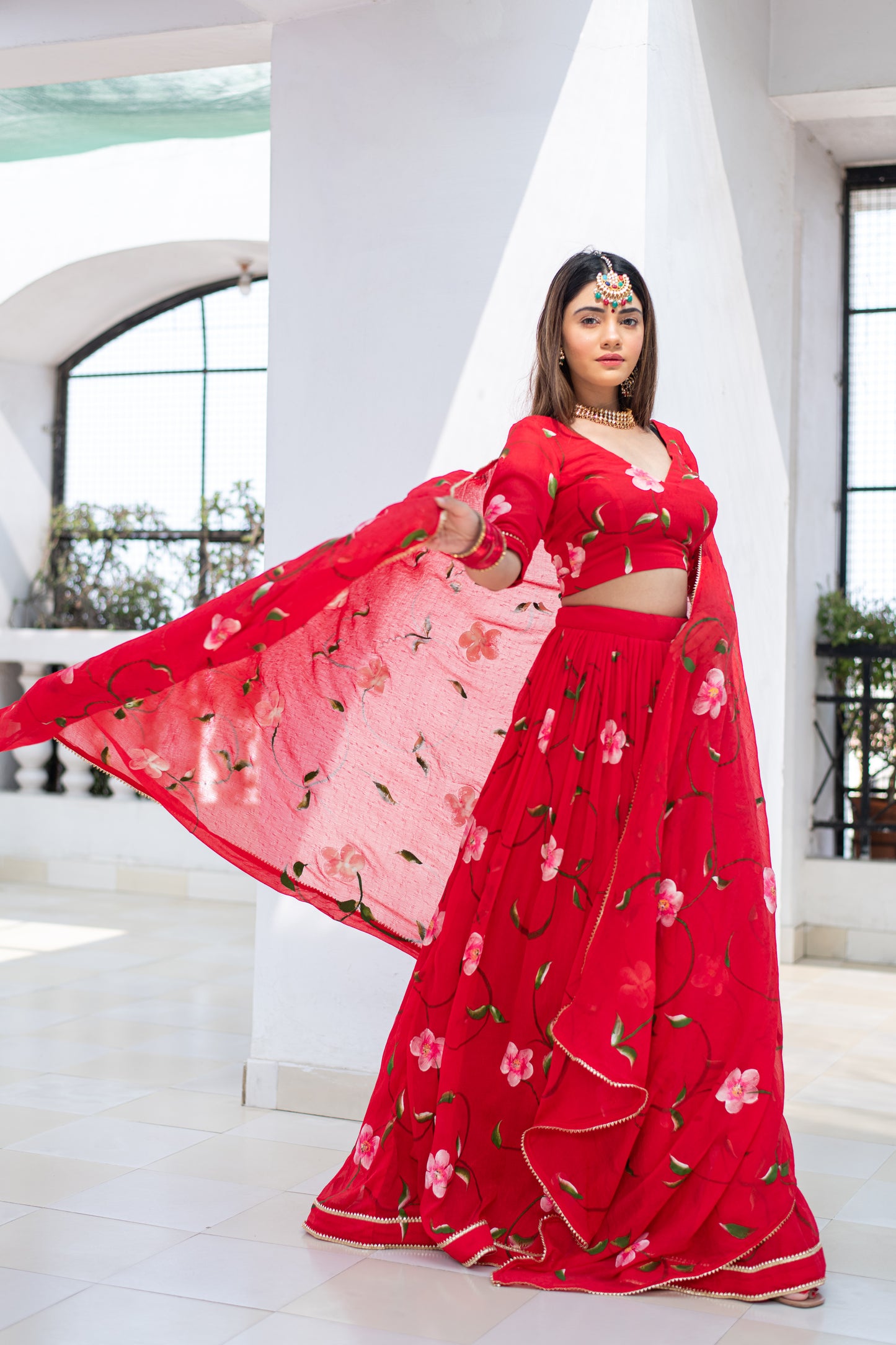 roter handbemalter Chiffon-Lehenga mit Dupatta und Bluse