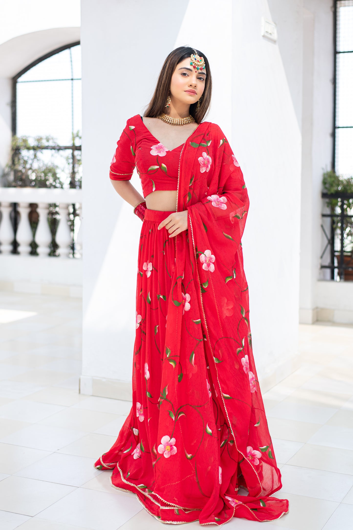 roter handbemalter Chiffon-Lehenga mit Dupatta und Bluse