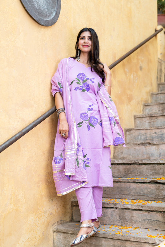 Handbemaltes Kurta-, Hosen- und Dupatta-Set aus lavendelfarbener Baumwolle mit Gotta Work